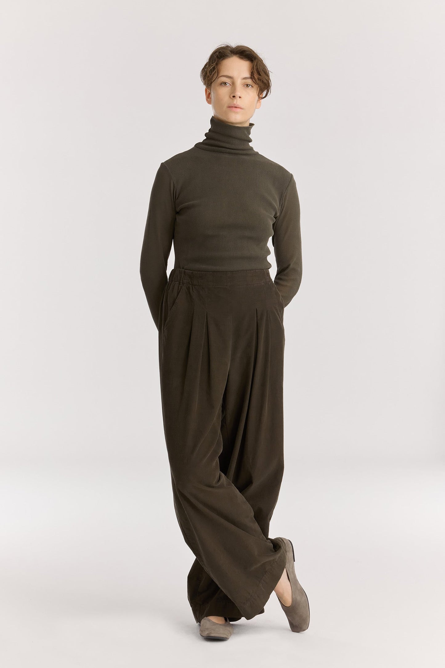 Wide Pleated Pants / Dark Forest
Elastic waist
Pleated detail at the front
Slash pockets
Wide shape
100% Cotton baby corduroy
Machine wash in cold water, tumble dry low, no bleach
Style number: BC-LWP05
Regular fit
Made in USA
Woman wearing dark green wide-leg baby corduroy pants with front pleats, elastic waistband, and slash pockets.