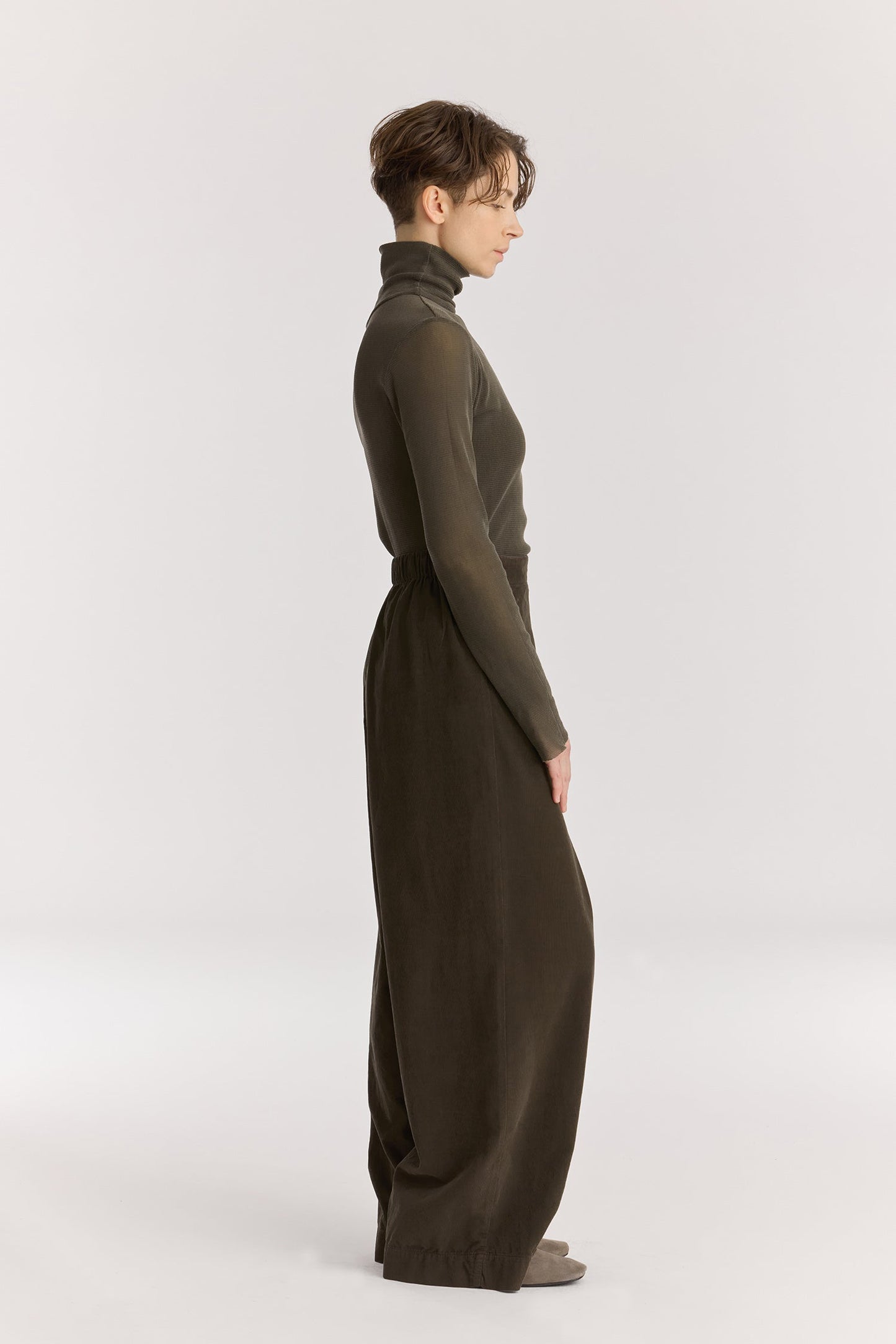 Wide Pleated Pants / Dark Forest
Elastic waist
Pleated detail at the front
Slash pockets
Wide shape
100% Cotton baby corduroy
Machine wash in cold water, tumble dry low, no bleach
Style number: BC-LWP05
Regular fit
Made in USA
Woman wearing dark green wide-leg baby corduroy pants with front pleats, elastic waistband, and slash pockets.