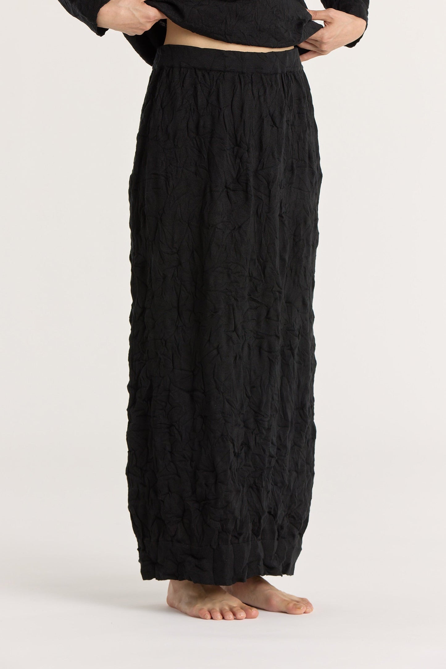 CRINKLED KNIT SKIRT / BLACK