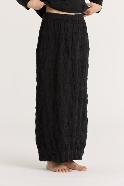 CRINKLED KNIT SKIRT / BLACK