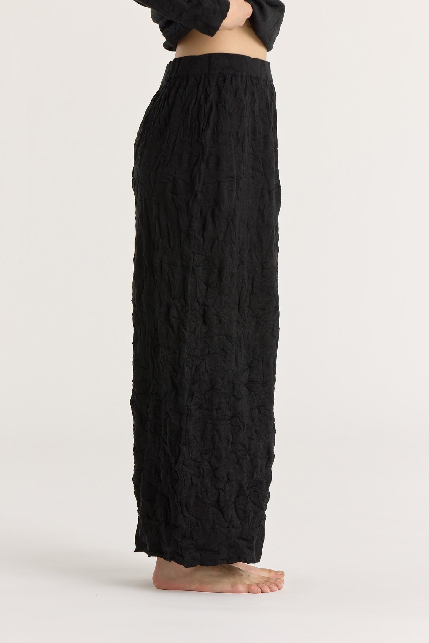 CRINKLED KNIT SKIRT / BLACK