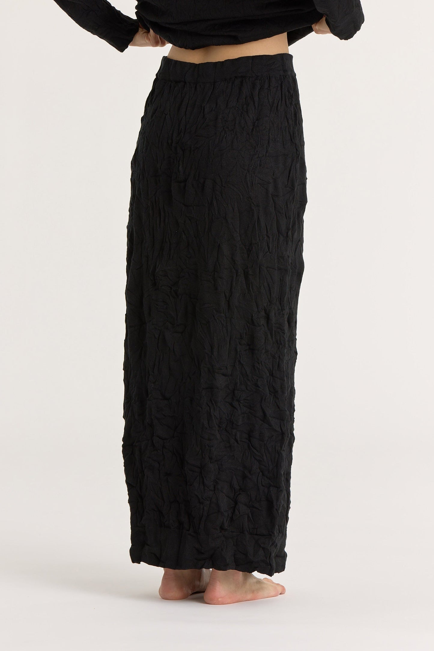 CRINKLED KNIT SKIRT / BLACK