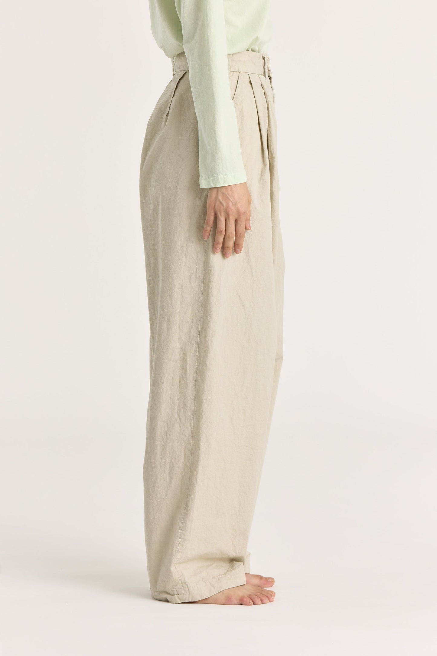 HIGH WAISTED CRINKLED WIDE TROUSERS / STONE
