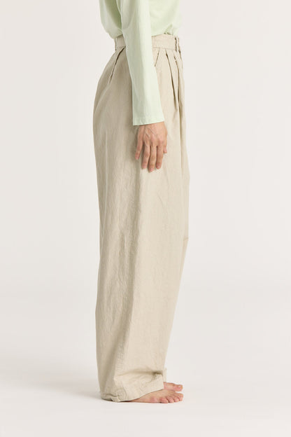 HIGH WAISTED CRINKLED WIDE TROUSERS / STONE
