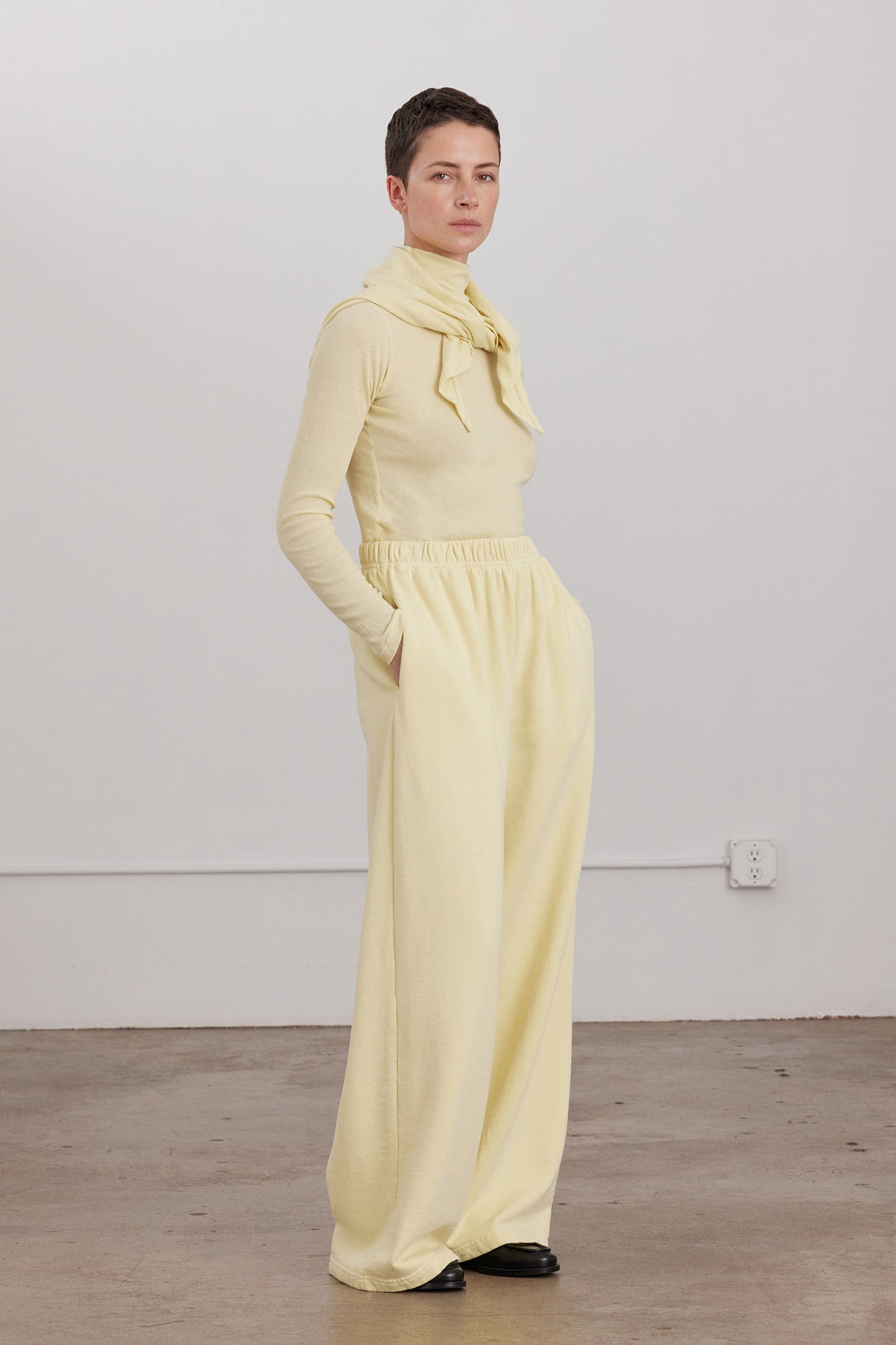TRIANGLE SCARF / CUSTARD