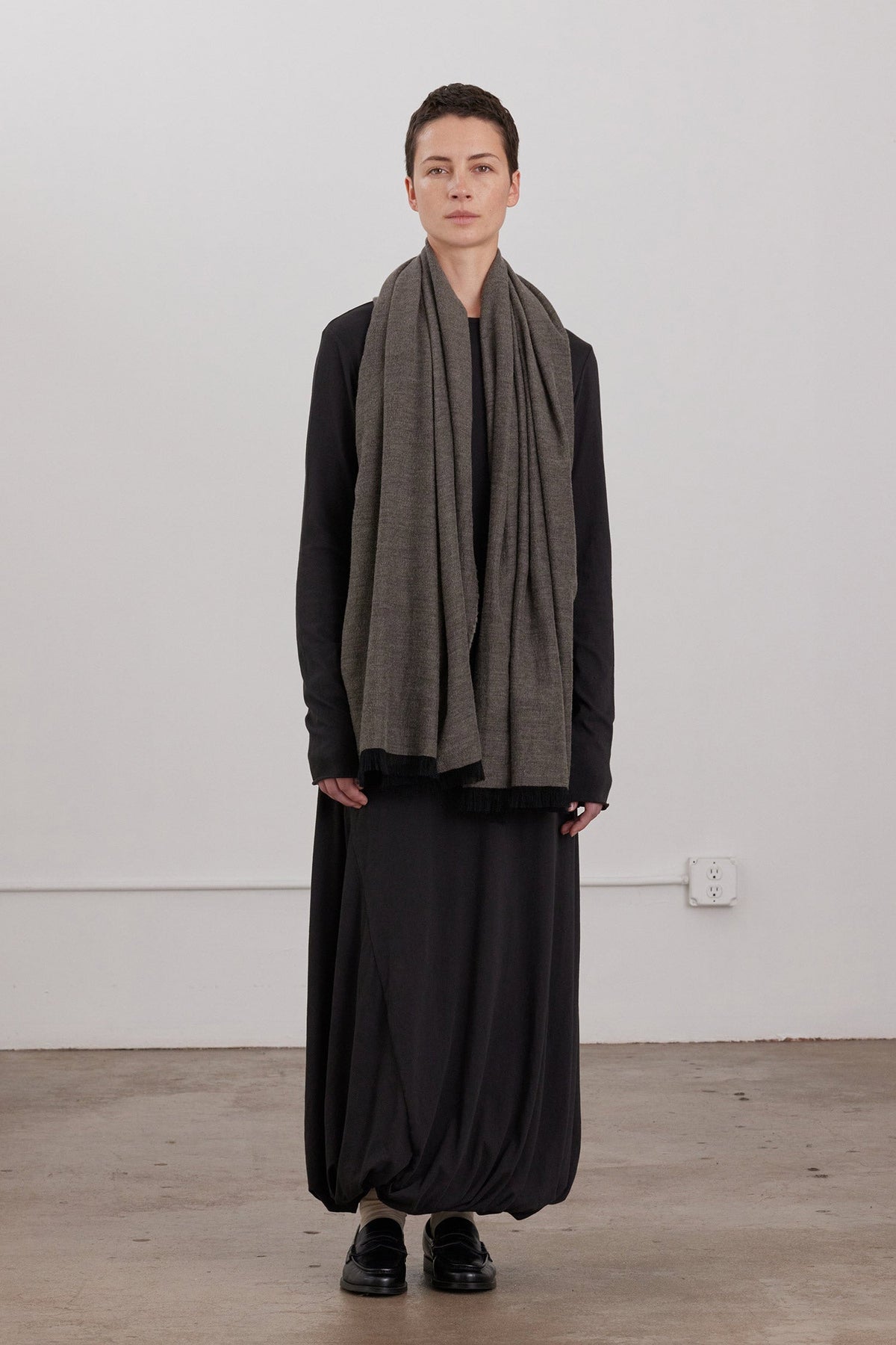 LIGHT WOOL WIDE SCARF / GREY