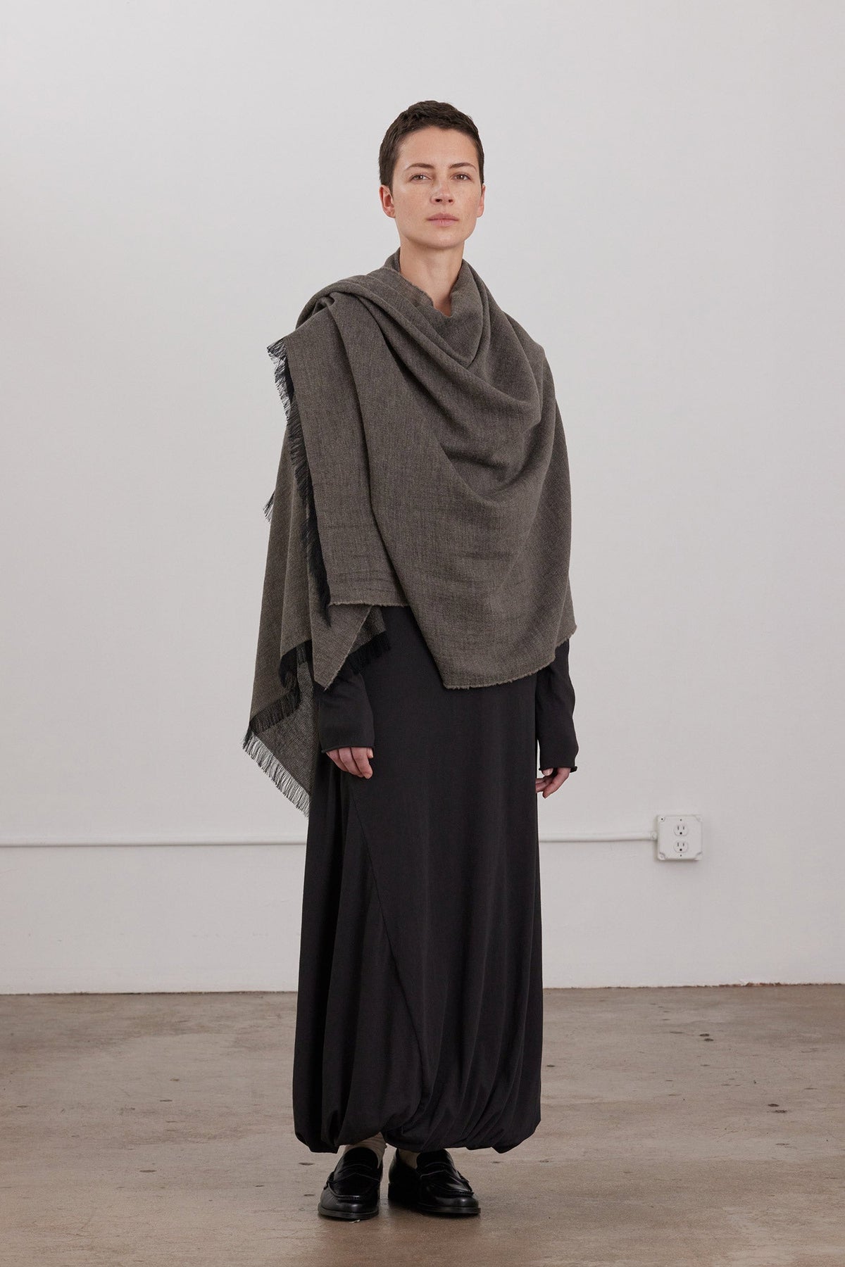 LIGHT WOOL WIDE SCARF / GREY
