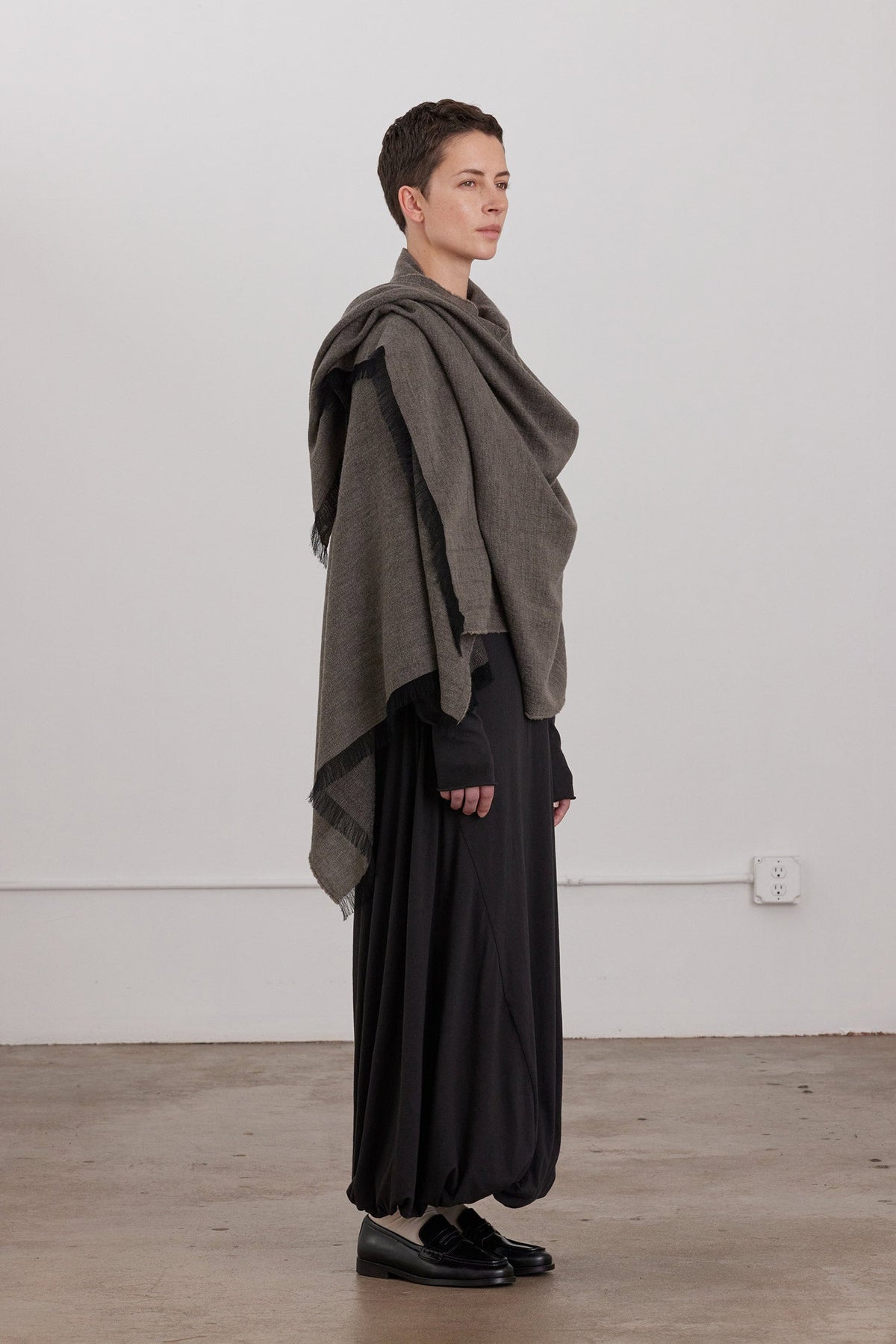 LIGHT WOOL WIDE SCARF / GREY