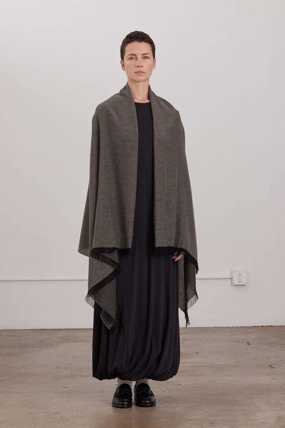 LIGHT WOOL WIDE SCARF / GREY