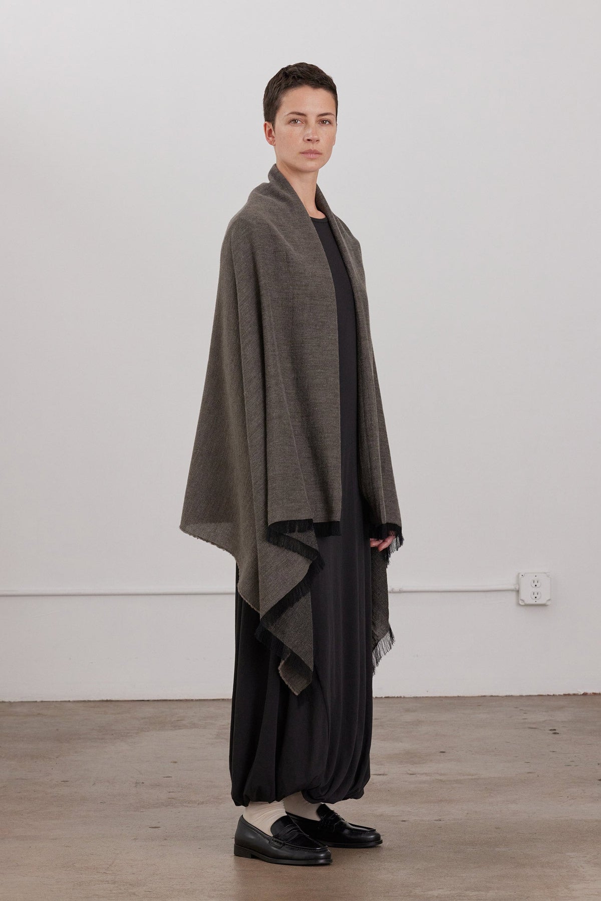 LIGHT WOOL WIDE SCARF / GREY