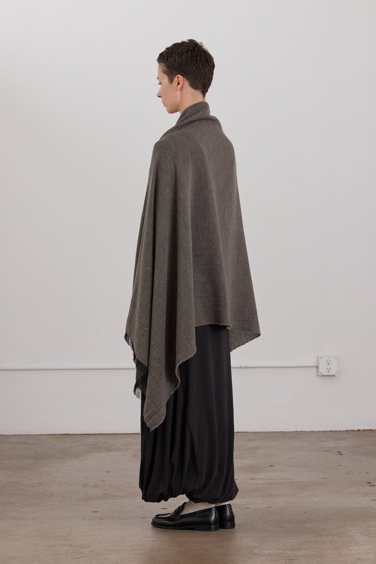 LIGHT WOOL WIDE SCARF / GREY