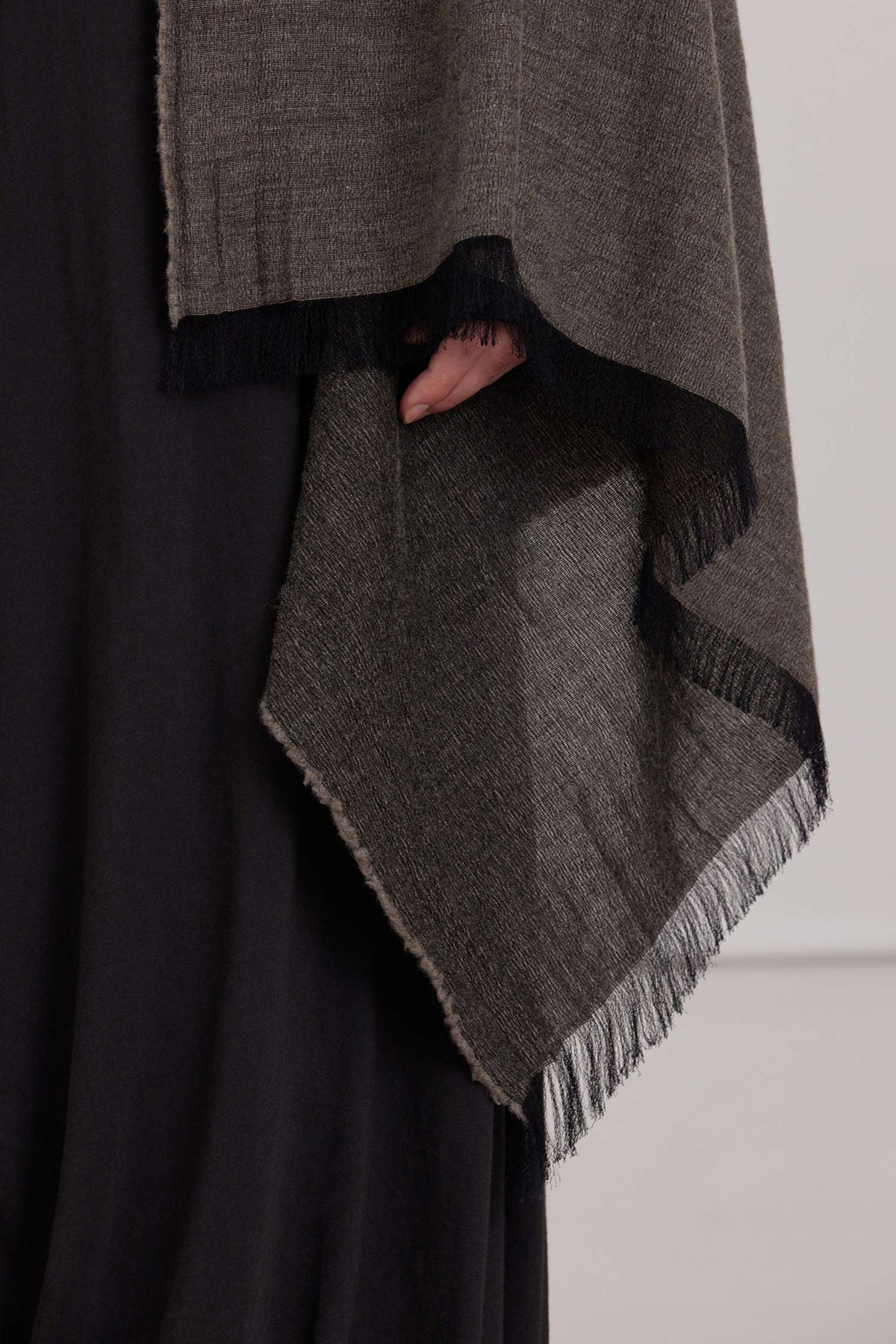 LIGHT WOOL WIDE SCARF / GREY