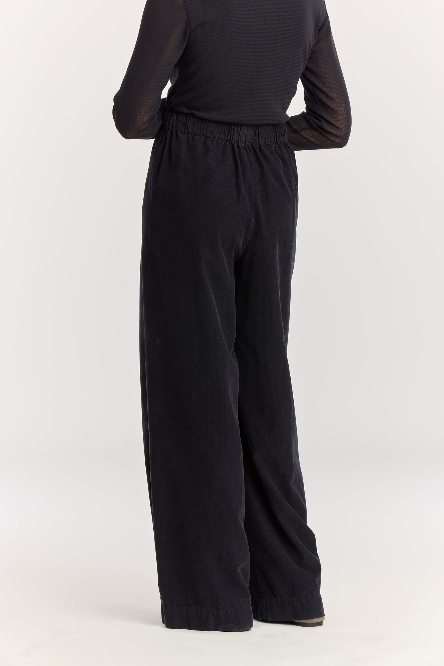 Wide Pleated Pants / Dark Navy
Elastic waist
Pleated detail at the front
Slash pockets
Wide shape
100% Cotton baby corduroy
Machine wash in cold water, tumble dry low, no bleach
Style number: BC-LWP05
Regular fit
Made in USA
Woman wearing dark navy wide-leg baby corduroy pants with front pleats, elastic waistband, and slash pockets.