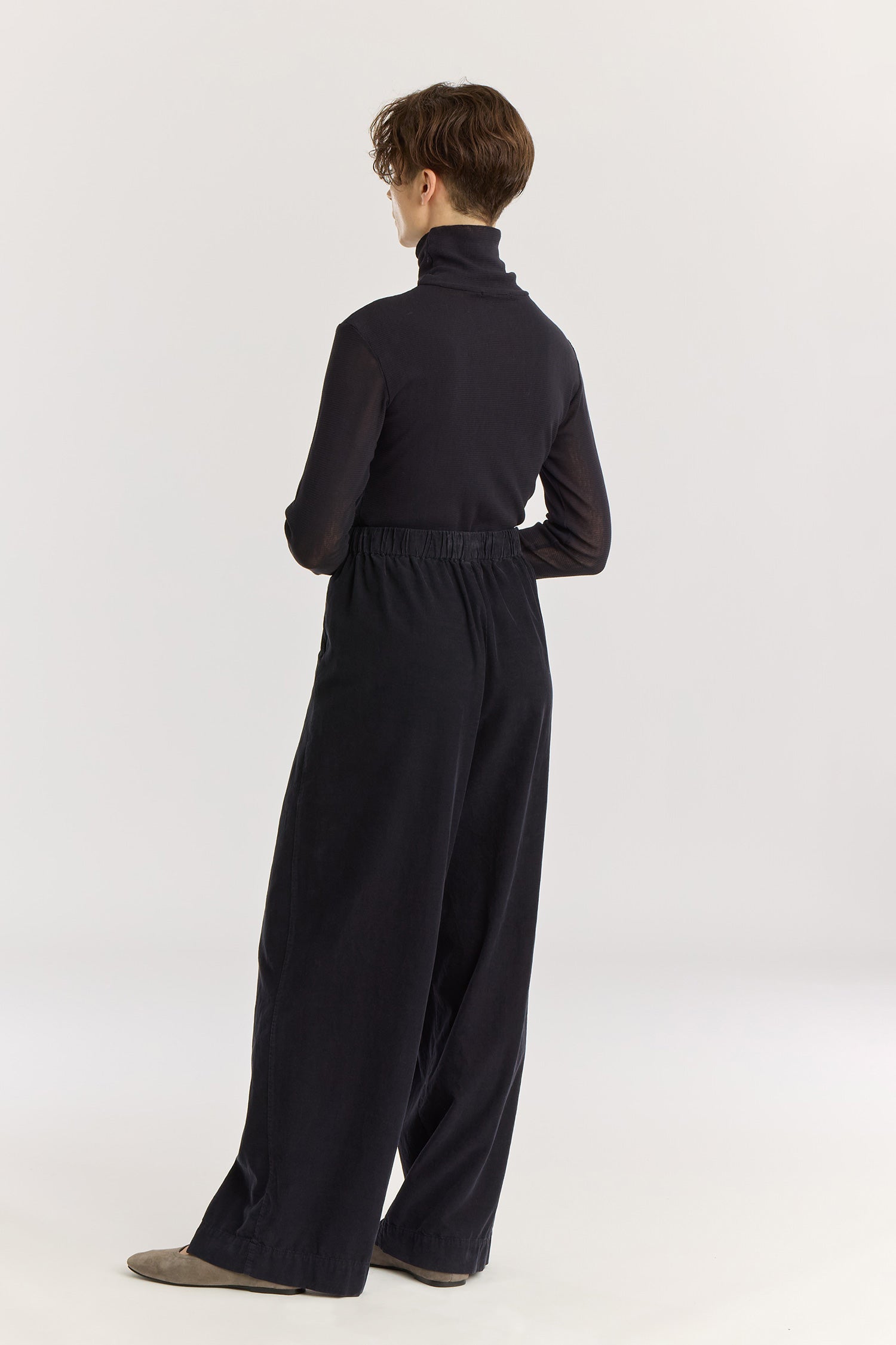 Wide Pleated Pants / Dark Navy
Elastic waist
Pleated detail at the front
Slash pockets
Wide shape
100% Cotton baby corduroy
Machine wash in cold water, tumble dry low, no bleach
Style number: BC-LWP05
Regular fit
Made in USA
Woman wearing dark navy wide-leg baby corduroy pants with front pleats, elastic waistband, and slash pockets.