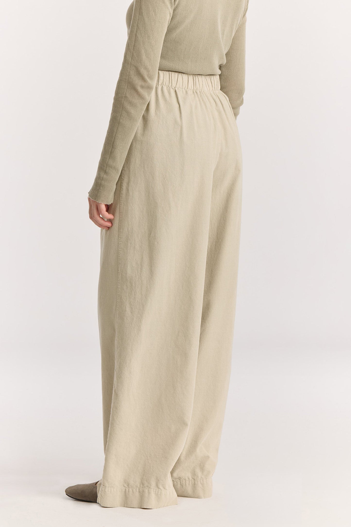 Wide Pleated Pants / Ivory
Elastic waist
Pleated detail at the front
Slash pockets
Wide shape
100% Cotton baby corduroy
Machine wash in cold water, tumble dry low, no bleach
Style number: BC-LWP05
Regular fit
Made in USA
Woman wearing ivory wide-leg baby corduroy pants with front pleats, elastic waistband, and slash pockets.