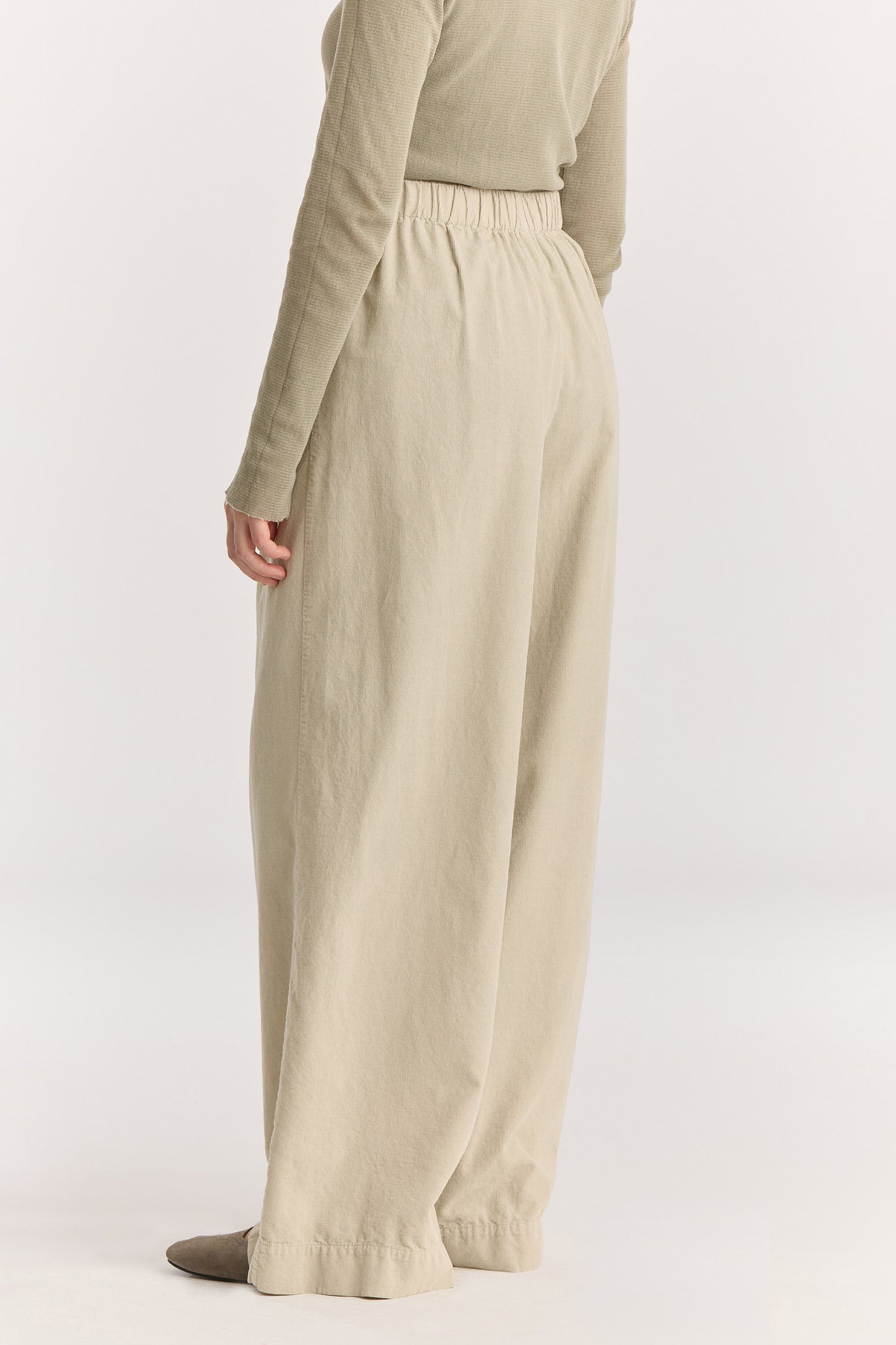 Wide Pleated Pants / Ivory
Elastic waist
Pleated detail at the front
Slash pockets
Wide shape
100% Cotton baby corduroy
Machine wash in cold water, tumble dry low, no bleach
Style number: BC-LWP05
Regular fit
Made in USA
Woman wearing ivory wide-leg baby corduroy pants with front pleats, elastic waistband, and slash pockets.