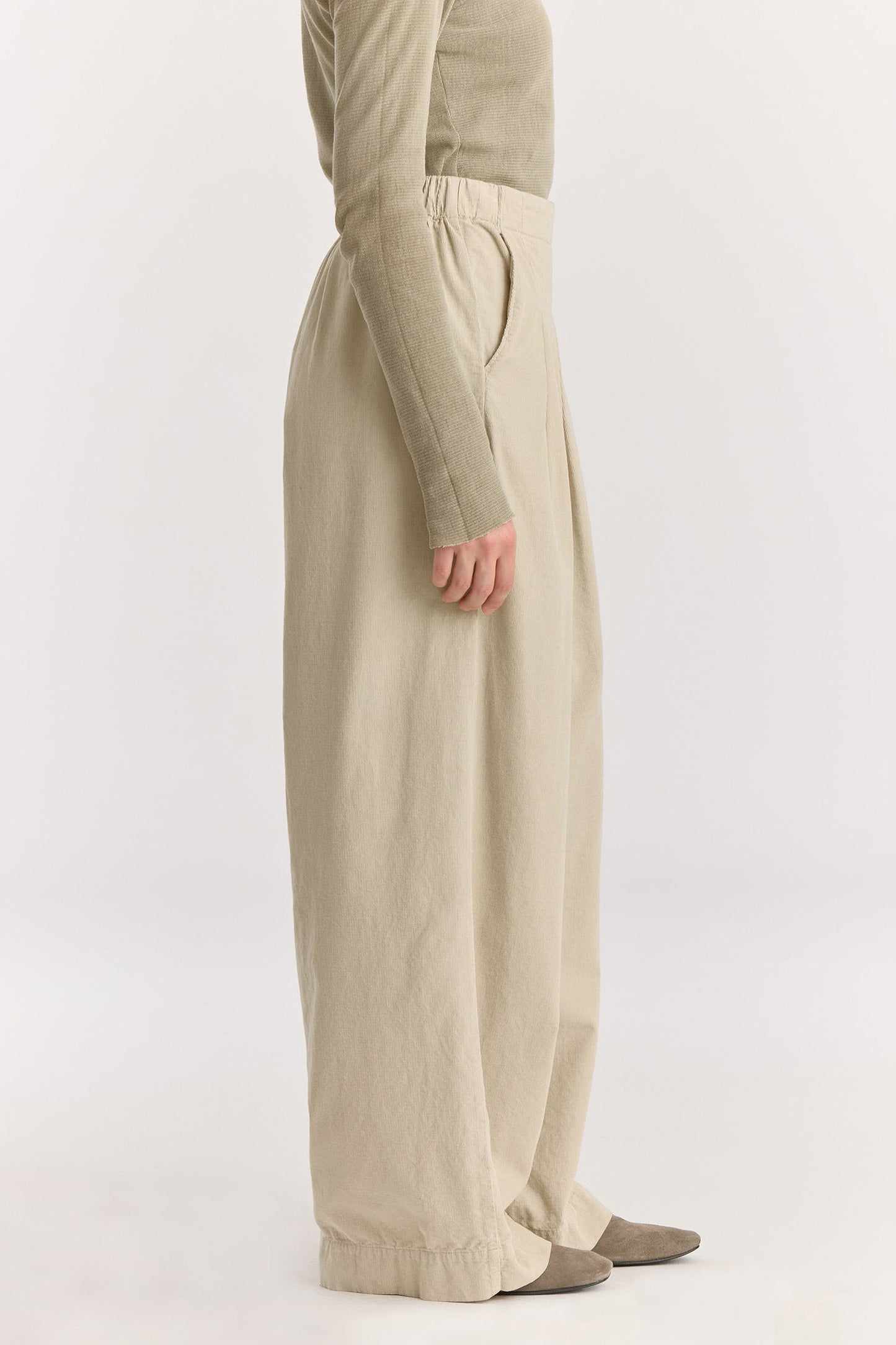Wide Pleated Pants / Ivory
Elastic waist
Pleated detail at the front
Slash pockets
Wide shape
100% Cotton baby corduroy
Machine wash in cold water, tumble dry low, no bleach
Style number: BC-LWP05
Regular fit
Made in USA
Woman wearing ivory wide-leg baby corduroy pants with front pleats, elastic waistband, and slash pockets.