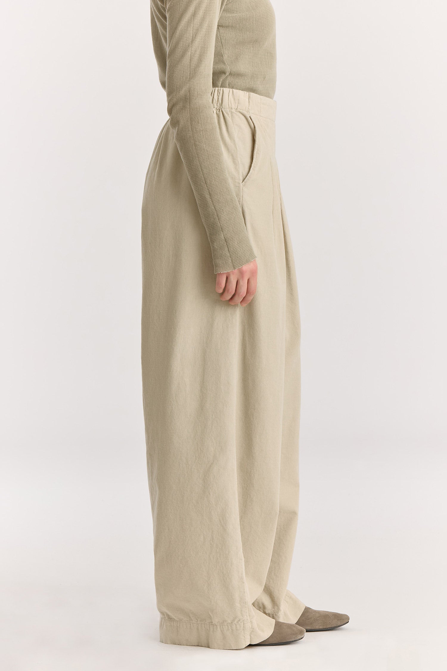 Wide Pleated Pants / Ivory
Elastic waist
Pleated detail at the front
Slash pockets
Wide shape
100% Cotton baby corduroy
Machine wash in cold water, tumble dry low, no bleach
Style number: BC-LWP05
Regular fit
Made in USA
Woman wearing ivory wide-leg baby corduroy pants with front pleats, elastic waistband, and slash pockets.