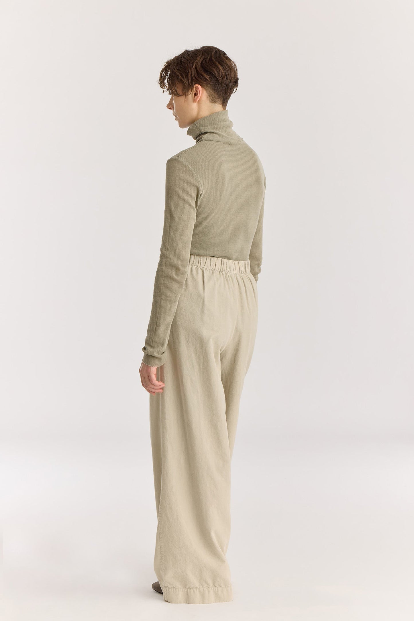 Wide Pleated Pants / Ivory
Elastic waist
Pleated detail at the front
Slash pockets
Wide shape
100% Cotton baby corduroy
Machine wash in cold water, tumble dry low, no bleach
Style number: BC-LWP05
Regular fit
Made in USA
Woman wearing ivory wide-leg baby corduroy pants with front pleats, elastic waistband, and slash pockets.