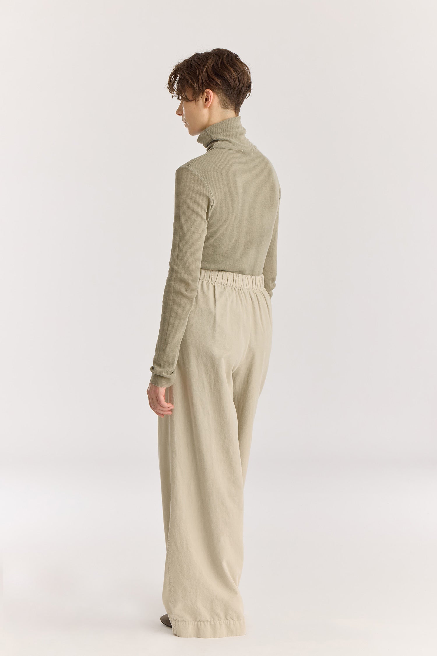 Wide Pleated Pants / Ivory
Elastic waist
Pleated detail at the front
Slash pockets
Wide shape
100% Cotton baby corduroy
Machine wash in cold water, tumble dry low, no bleach
Style number: BC-LWP05
Regular fit
Made in USA
Woman wearing ivory wide-leg baby corduroy pants with front pleats, elastic waistband, and slash pockets.