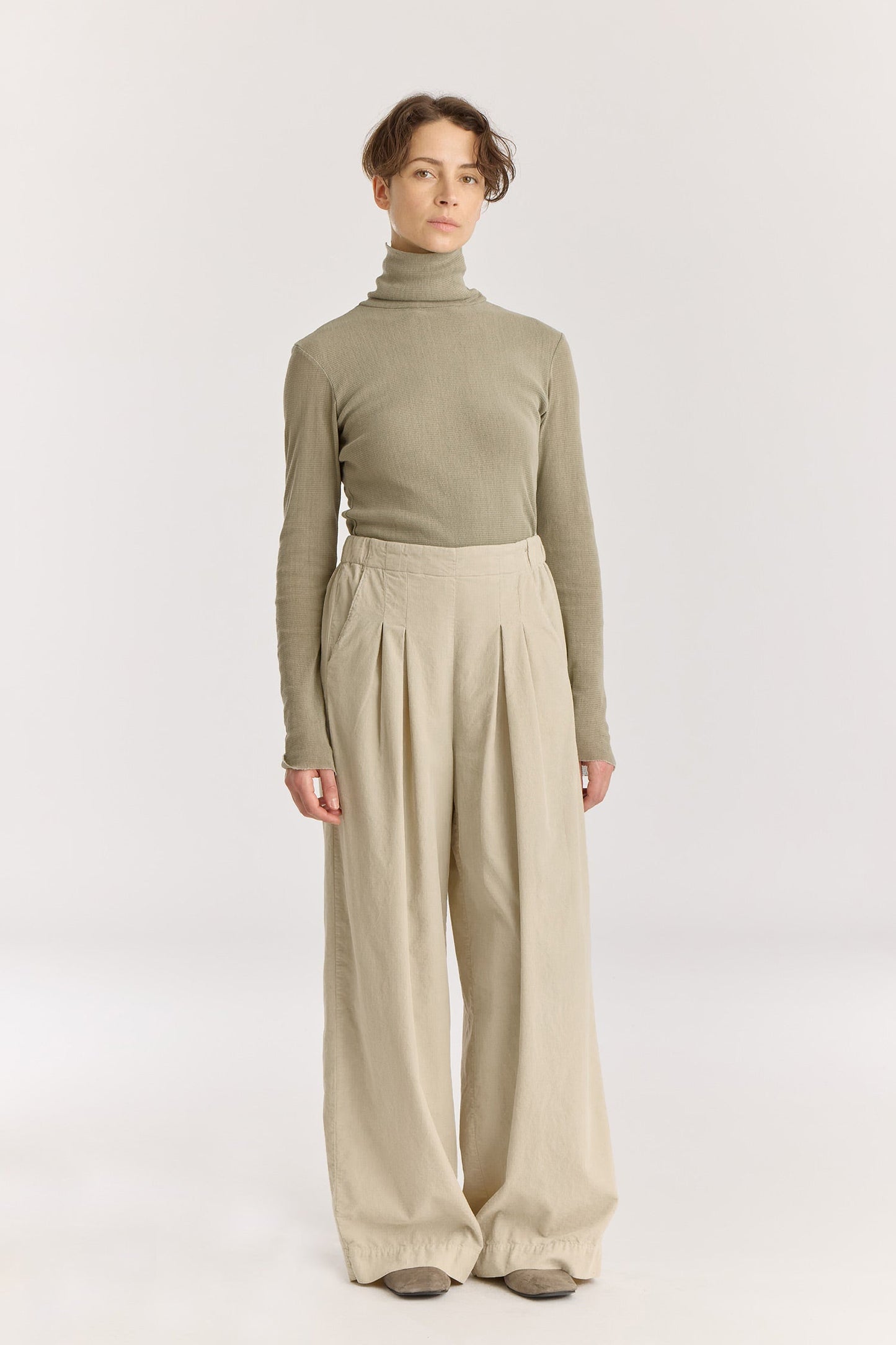 Wide Pleated Pants / Ivory
Elastic waist
Pleated detail at the front
Slash pockets
Wide shape
100% Cotton baby corduroy
Machine wash in cold water, tumble dry low, no bleach
Style number: BC-LWP05
Regular fit
Made in USA
Woman wearing ivory wide-leg baby corduroy pants with front pleats, elastic waistband, and slash pockets.