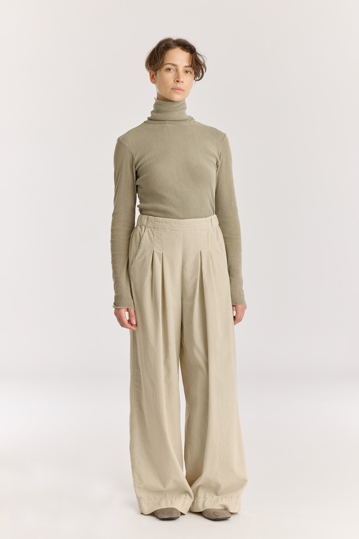Wide Pleated Pants / Ivory
Elastic waist
Pleated detail at the front
Slash pockets
Wide shape
100% Cotton baby corduroy
Machine wash in cold water, tumble dry low, no bleach
Style number: BC-LWP05
Regular fit
Made in USA
Woman wearing ivory wide-leg baby corduroy pants with front pleats, elastic waistband, and slash pockets.