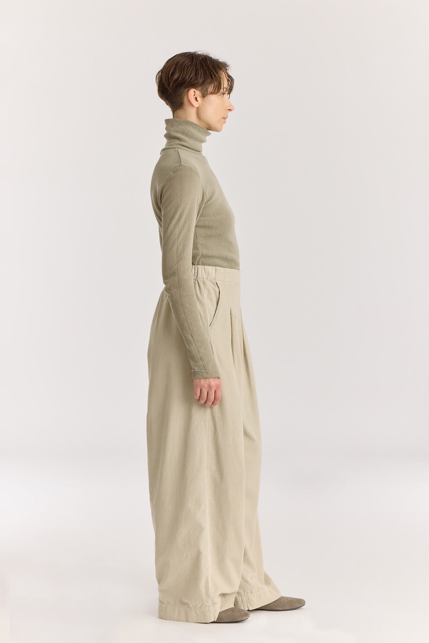 Wide Pleated Pants / Ivory
Elastic waist
Pleated detail at the front
Slash pockets
Wide shape
100% Cotton baby corduroy
Machine wash in cold water, tumble dry low, no bleach
Style number: BC-LWP05
Regular fit
Made in USA
Woman wearing ivory wide-leg baby corduroy pants with front pleats, elastic waistband, and slash pockets.