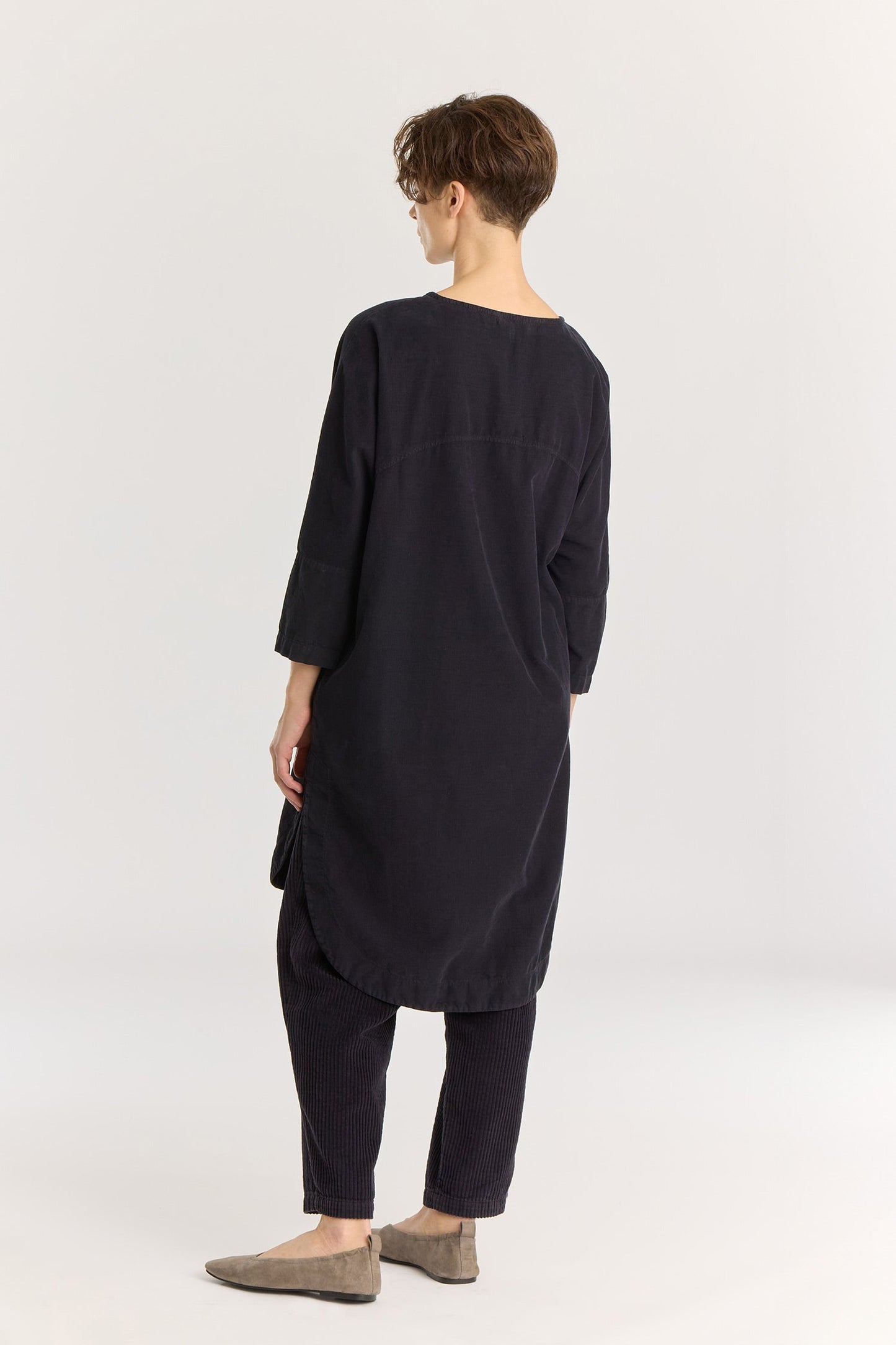 Painter Dress / Dark navy
Wide crew neck
Dropped shoulder
Side seam pockets
Soft baby corduroy
100% Cotton
Cold machine or hand wash, tumble dry low or dry flat, no bleach
Style Number: BC-NPD02
Relaxed fit
Made in USA