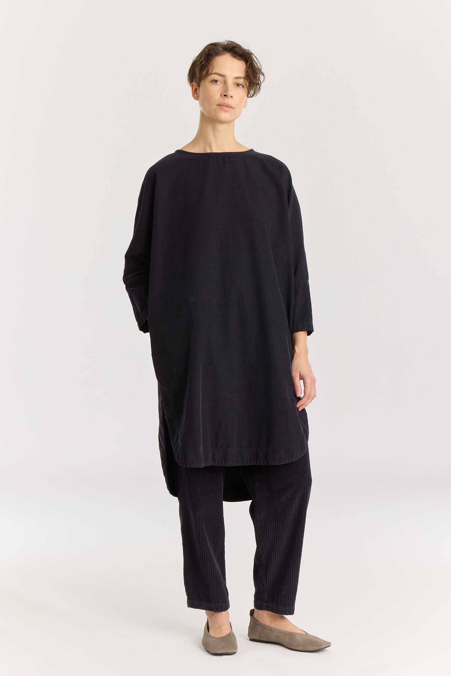Painter Dress / Dark navy
Wide crew neck
Dropped shoulder
Side seam pockets
Soft baby corduroy
100% Cotton
Cold machine or hand wash, tumble dry low or dry flat, no bleach
Style Number: BC-NPD02
Relaxed fit
Made in USA