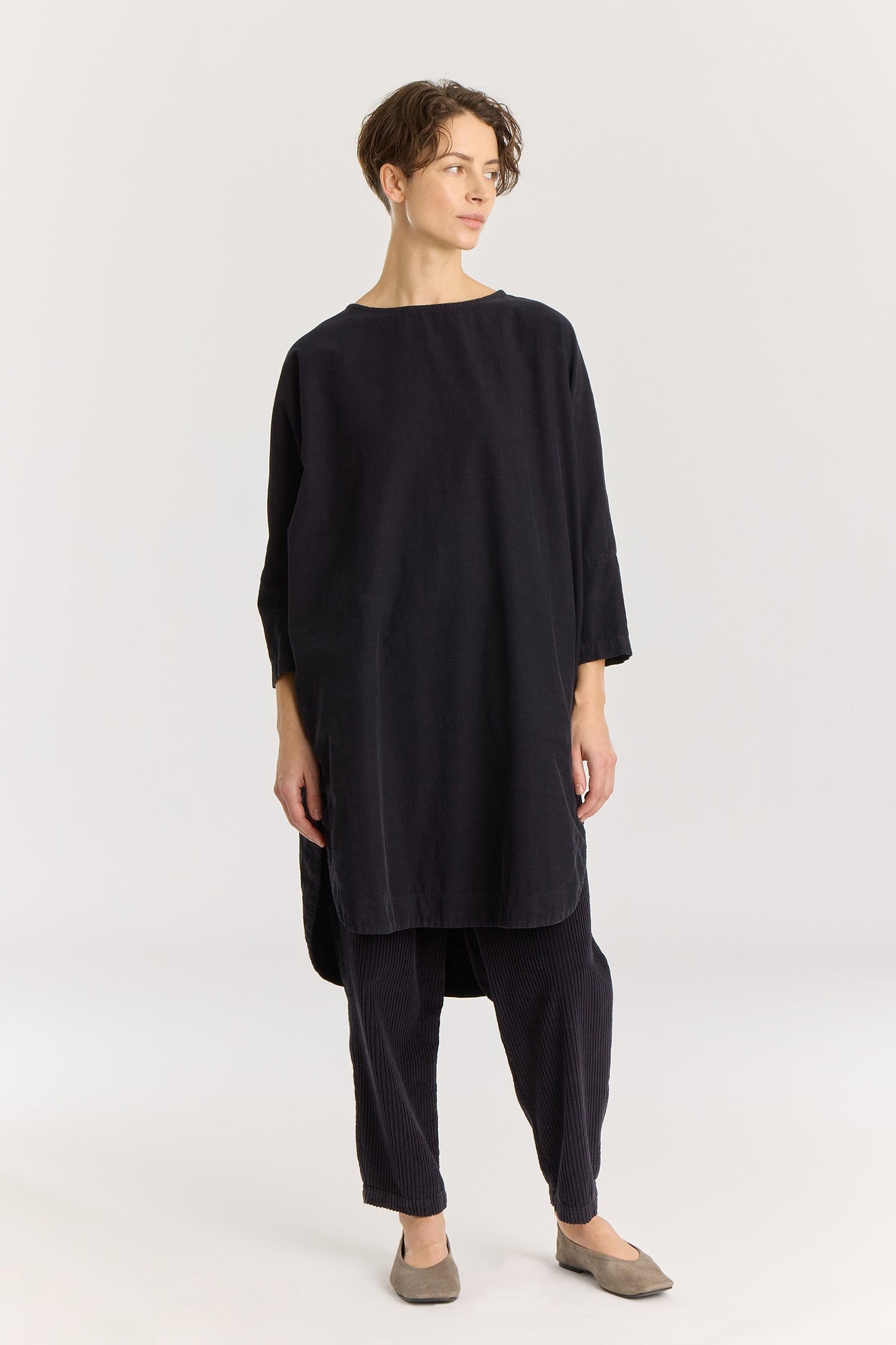 Painter Dress / Dark navy
Wide crew neck
Dropped shoulder
Side seam pockets
Soft baby corduroy
100% Cotton
Cold machine or hand wash, tumble dry low or dry flat, no bleach
Style Number: BC-NPD02
Relaxed fit
Made in USA