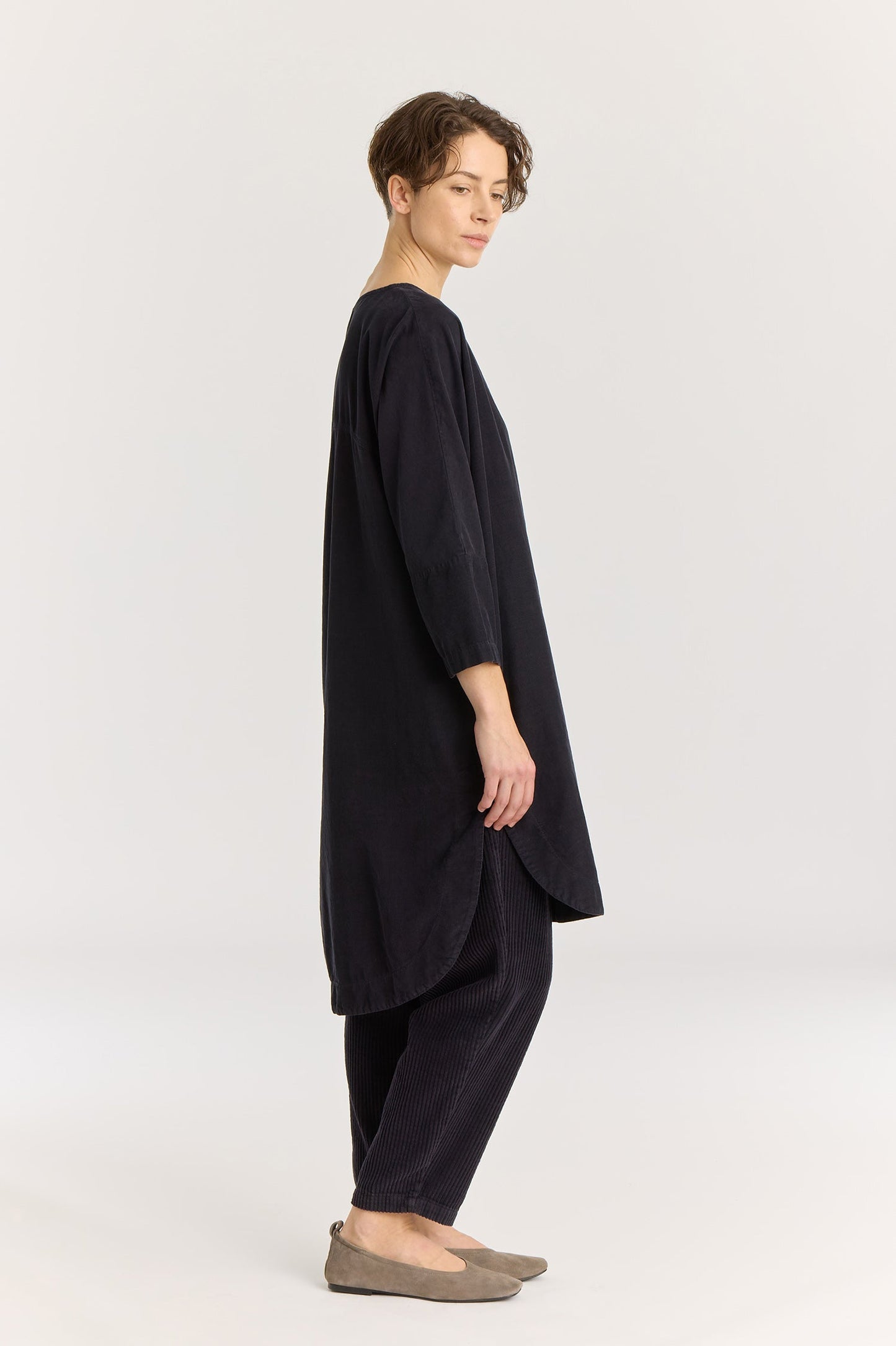 Painter Dress / Dark navy
Wide crew neck
Dropped shoulder
Side seam pockets
Soft baby corduroy
100% Cotton
Cold machine or hand wash, tumble dry low or dry flat, no bleach
Style Number: BC-NPD02
Relaxed fit
Made in USA