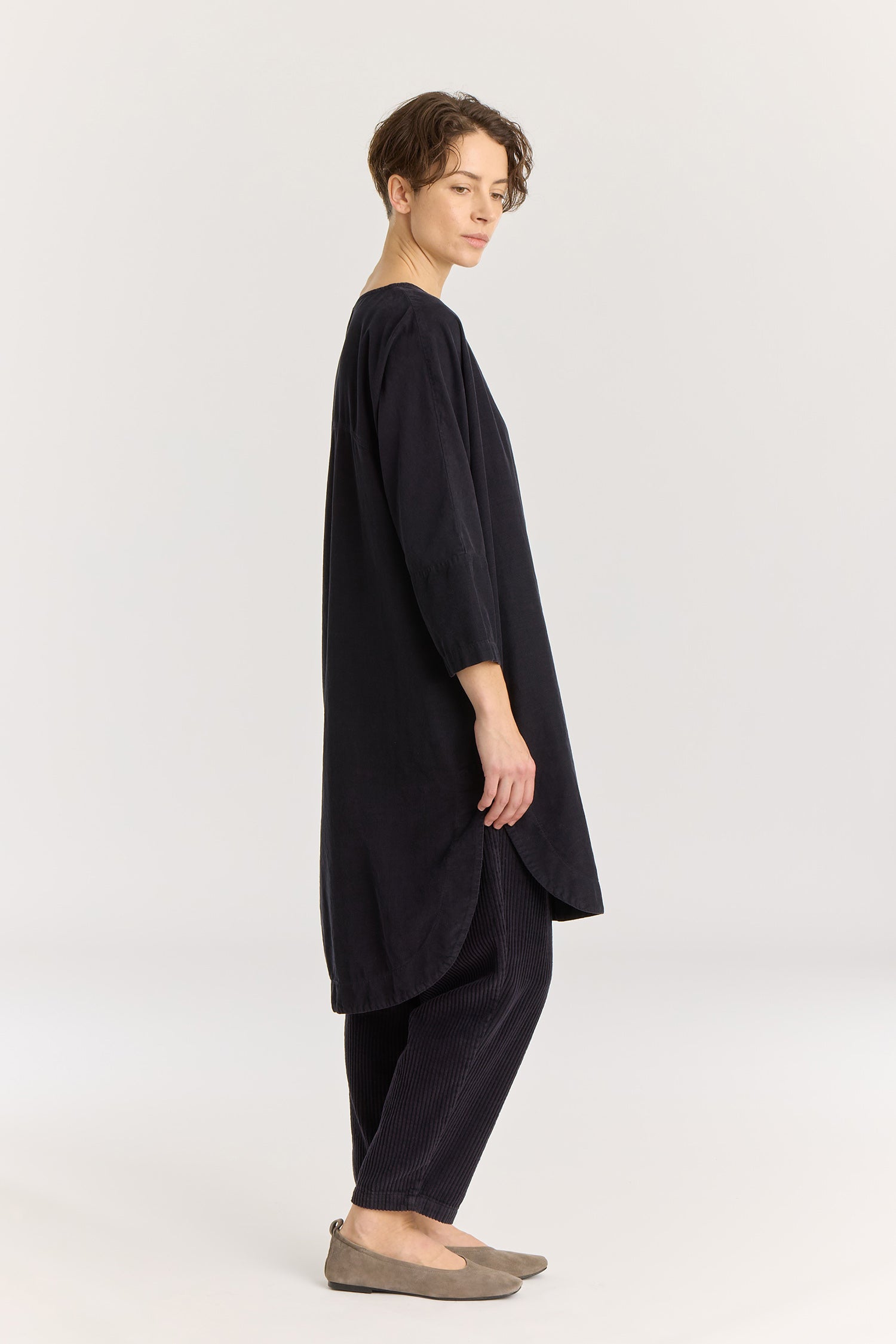 Painter Dress / Dark navy
Wide crew neck
Dropped shoulder
Side seam pockets
Soft baby corduroy
100% Cotton
Cold machine or hand wash, tumble dry low or dry flat, no bleach
Style Number: BC-NPD02
Relaxed fit
Made in USA
