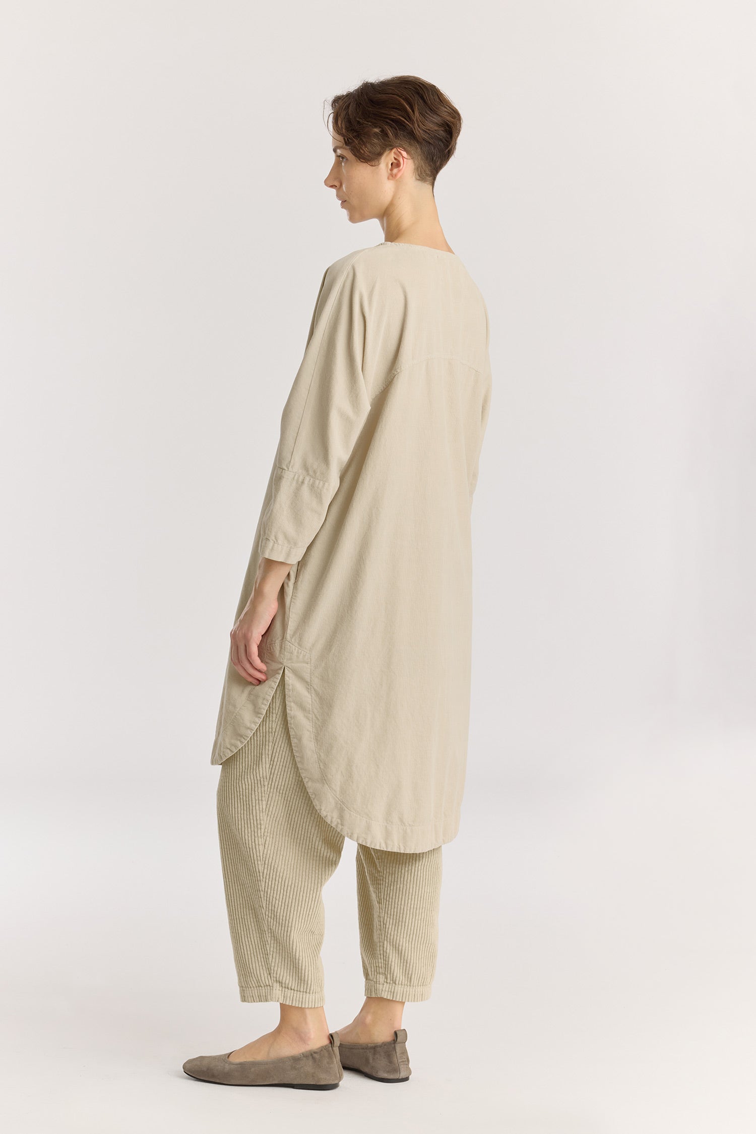 Painter Dress / Ivory
Wide crew neck
Dropped shoulder
Side seam pockets
Soft baby corduroy
100% Cotton
Cold machine or hand wash, tumble dry low or dry flat, no bleach
Style Number: BC-NPD02
Relaxed fit
Made in USA