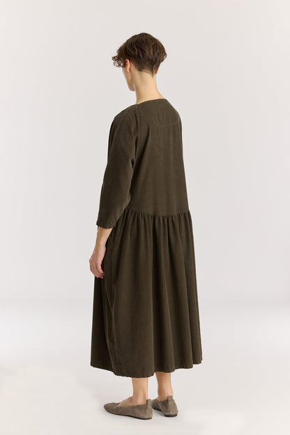 Tradi Dress / Dark Forest
Square neckline with facing
Dolman sleeves&nbsp;
Shirring on front and back for volume bottom
Side seam pockets
100% Cotton baby corduroy
Cold machine or hand wash, tumble dry low or dry flat, no bleach
Style number: BC-TRD01
Relaxed Fit
Made in USA