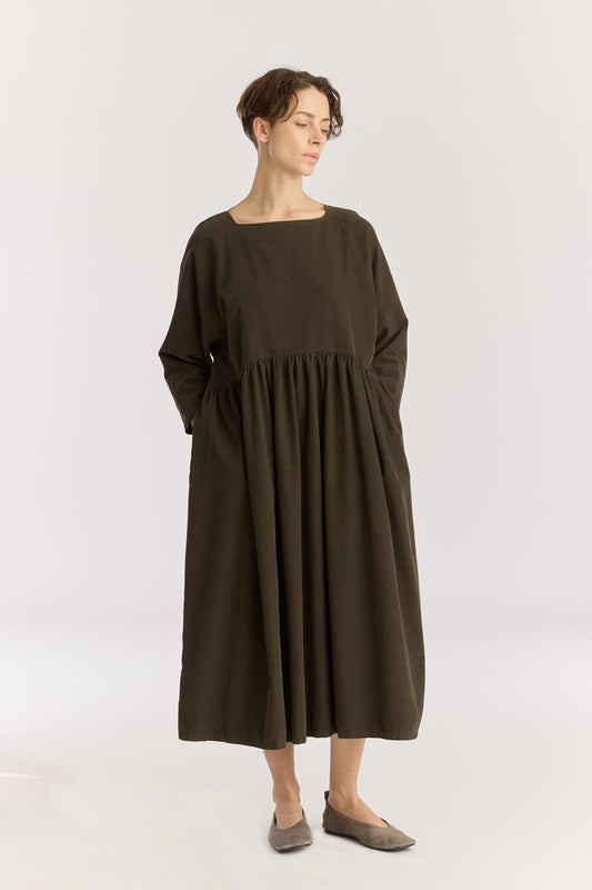 Tradi Dress / Dark Forest
Square neckline with facing
Dolman sleeves&nbsp;
Shirring on front and back for volume bottom
Side seam pockets
100% Cotton baby corduroy
Cold machine or hand wash, tumble dry low or dry flat, no bleach
Style number: BC-TRD01
Relaxed Fit
Made in USA