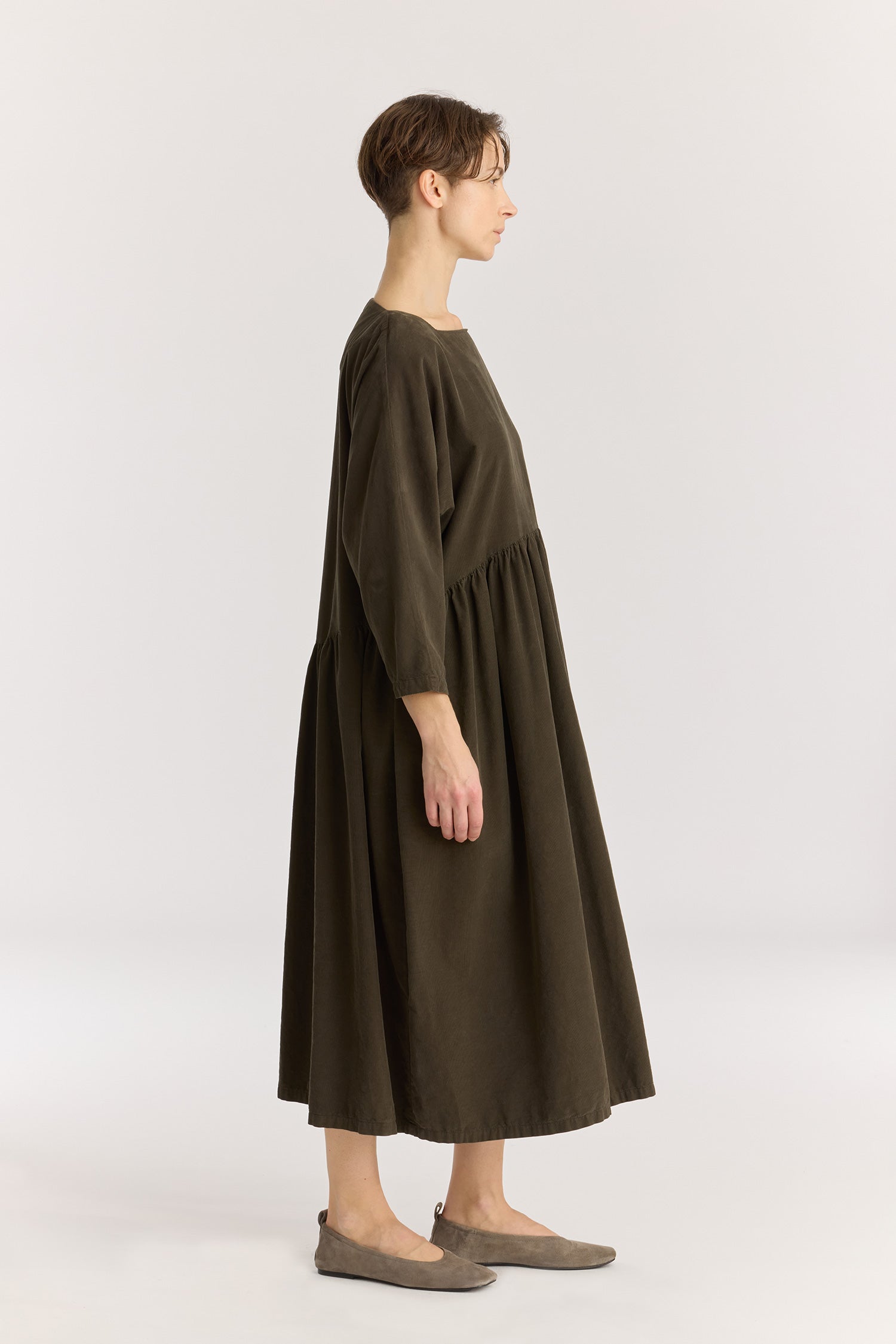 Tradi Dress / Dark Forest
Square neckline with facing
Dolman sleeves&nbsp;
Shirring on front and back for volume bottom
Side seam pockets
100% Cotton baby corduroy
Cold machine or hand wash, tumble dry low or dry flat, no bleach
Style number: BC-TRD01
Relaxed Fit
Made in USA