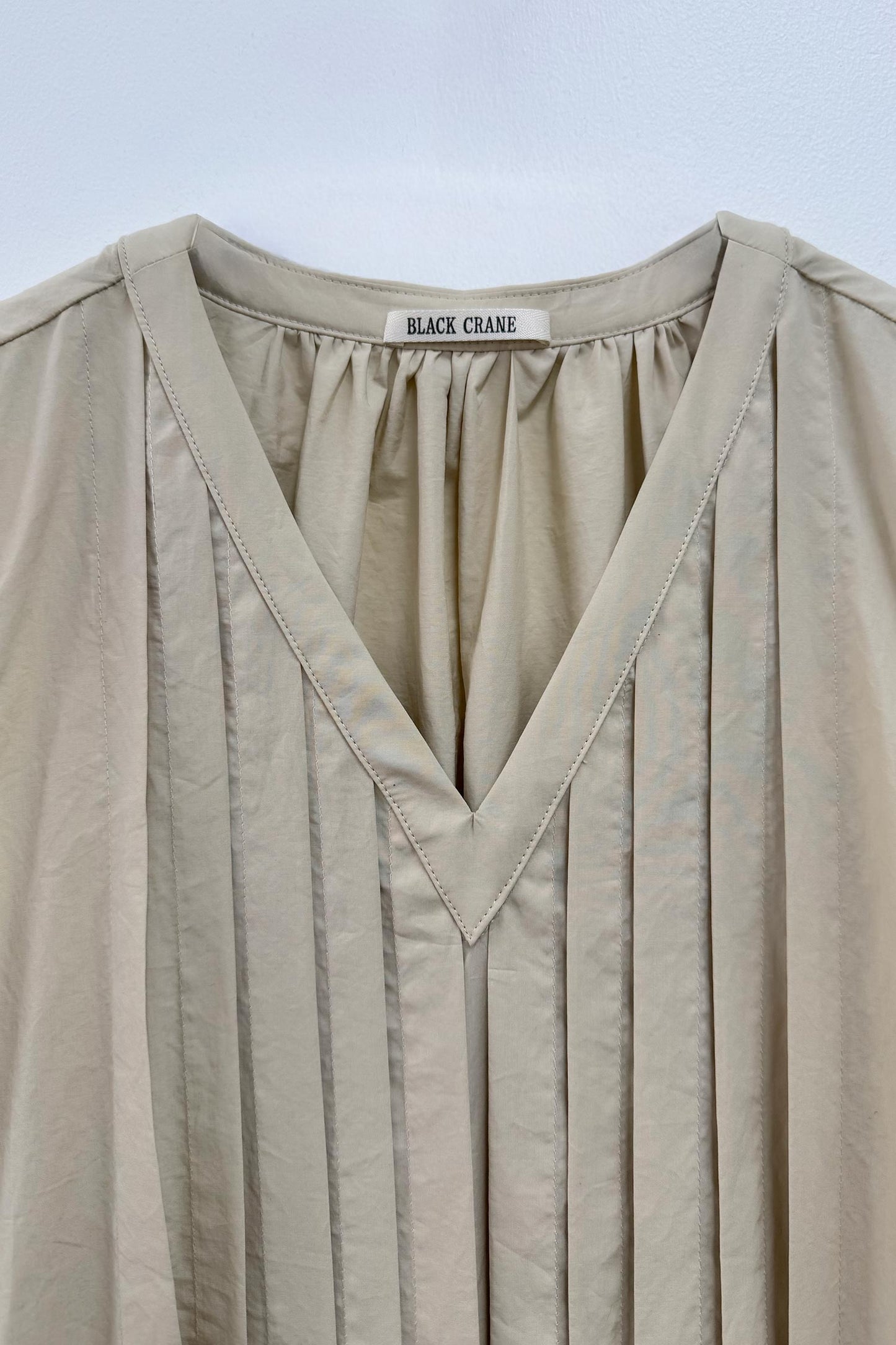 PLEATED V NECK DRESS (V-NECK) / OYSTER / C-TVD13