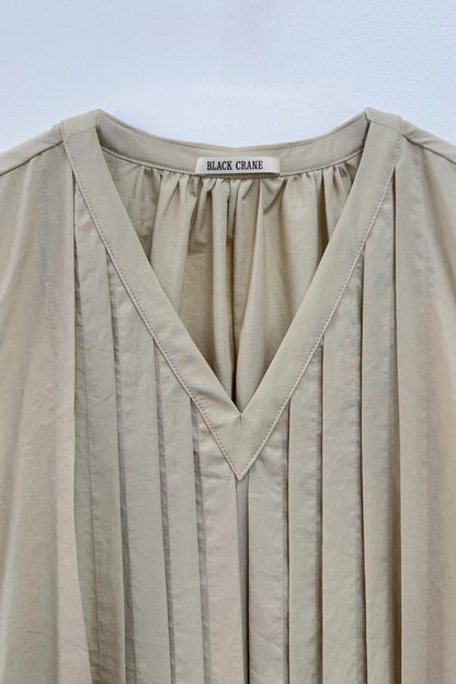 PLEATED V NECK DRESS (V-NECK) / OYSTER / C-TVD13
