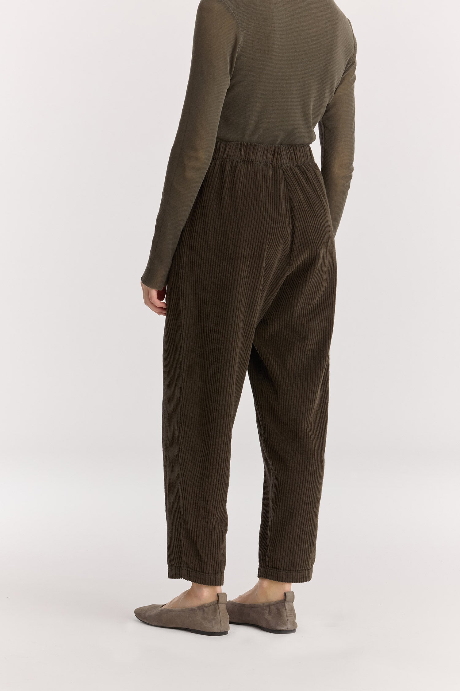 CARPENTER PANTS / DK. FOREST
Tapered legs
Elasticized waistband
Front creased box pleats
Side seam pockets
Soft wide corduroy
100% Cotton
Cold machine or hand wash, tumble dry low or dry flat, no bleach
Style Number: WC-NCP13
Loose fit
Please note that there are slight spec differences per color due to garment dye.
Relaxed fit
Made in USA