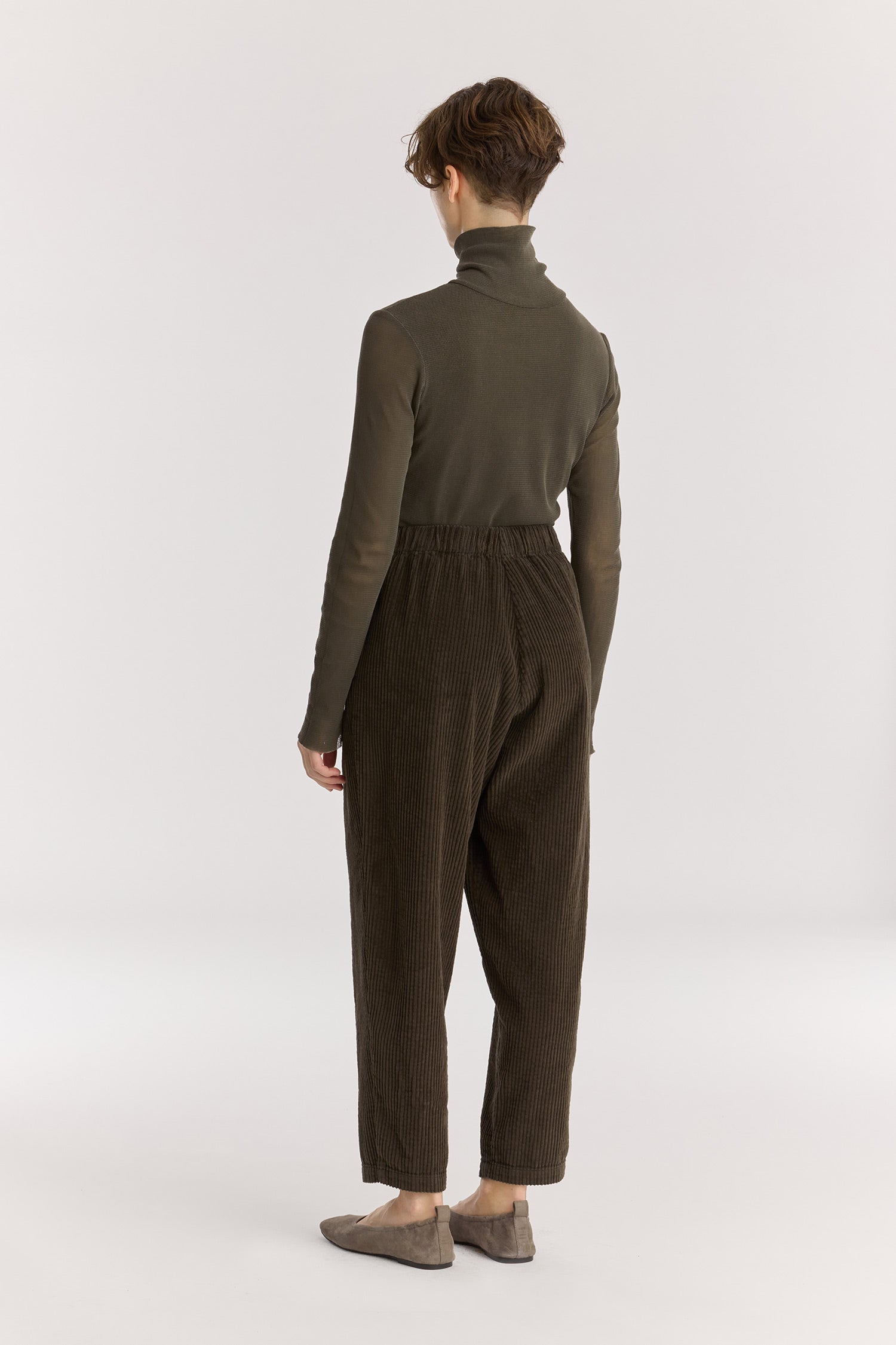 CARPENTER PANTS / DK. FOREST
Tapered legs
Elasticized waistband
Front creased box pleats
Side seam pockets
Soft wide corduroy
100% Cotton
Cold machine or hand wash, tumble dry low or dry flat, no bleach
Style Number: WC-NCP13
Loose fit
Please note that there are slight spec differences per color due to garment dye.
Relaxed fit
Made in USA