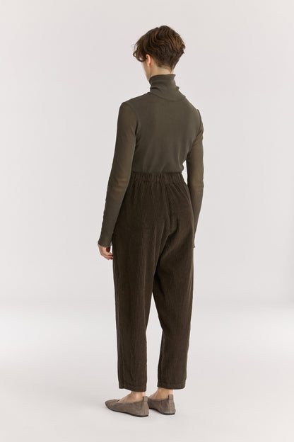 CARPENTER PANTS / DK. FOREST
Tapered legs
Elasticized waistband
Front creased box pleats
Side seam pockets
Soft wide corduroy
100% Cotton
Cold machine or hand wash, tumble dry low or dry flat, no bleach
Style Number: WC-NCP13
Loose fit
Please note that there are slight spec differences per color due to garment dye.
Relaxed fit
Made in USA