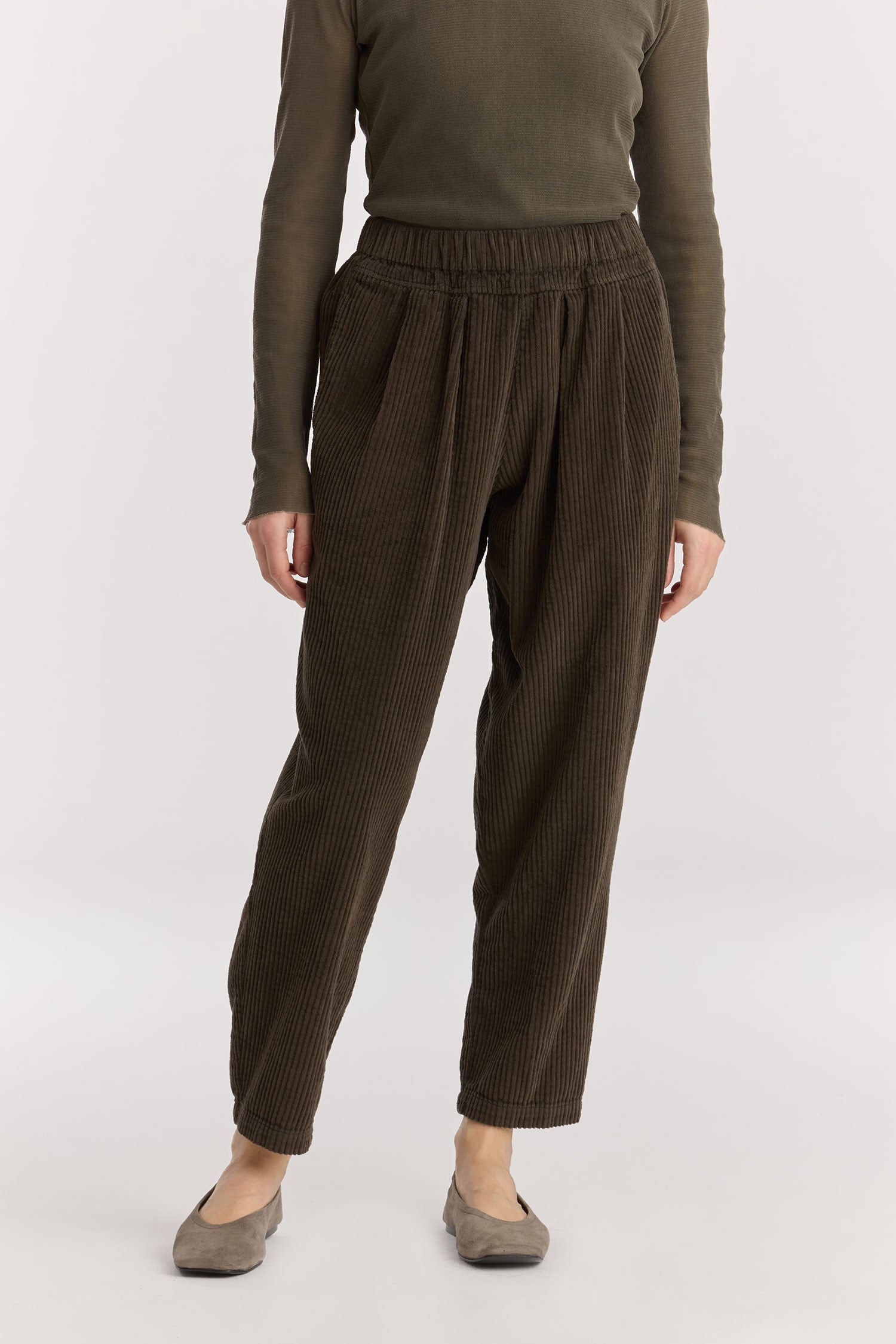 CARPENTER PANTS / DK. FOREST
Tapered legs
Elasticized waistband
Front creased box pleats
Side seam pockets
Soft wide corduroy
100% Cotton
Cold machine or hand wash, tumble dry low or dry flat, no bleach
Style Number: WC-NCP13
Loose fit
Please note that there are slight spec differences per color due to garment dye.
Relaxed fit
Made in USA