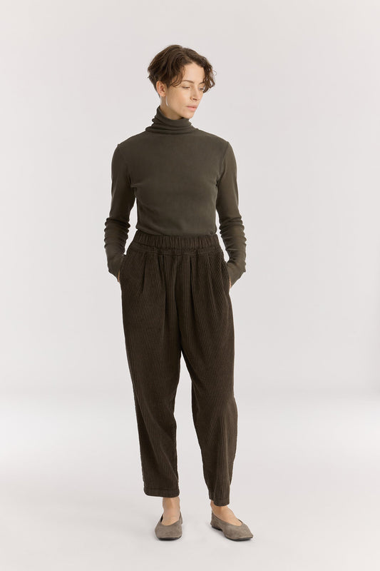 CARPENTER PANTS / DK. FOREST
Tapered legs
Elasticized waistband
Front creased box pleats
Side seam pockets
Soft wide corduroy
100% Cotton
Cold machine or hand wash, tumble dry low or dry flat, no bleach
Style Number: WC-NCP13
Loose fit
Please note that there are slight spec differences per color due to garment dye.
Relaxed fit
Made in USA