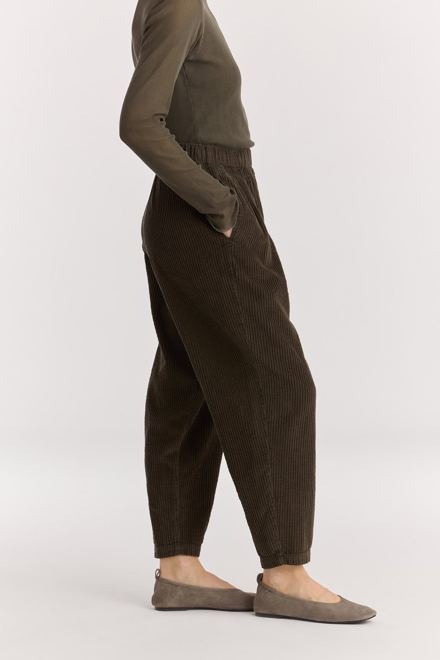 CARPENTER PANTS / DK. FOREST
Tapered legs
Elasticized waistband
Front creased box pleats
Side seam pockets
Soft wide corduroy
100% Cotton
Cold machine or hand wash, tumble dry low or dry flat, no bleach
Style Number: WC-NCP13
Loose fit
Please note that there are slight spec differences per color due to garment dye.
Relaxed fit
Made in USA