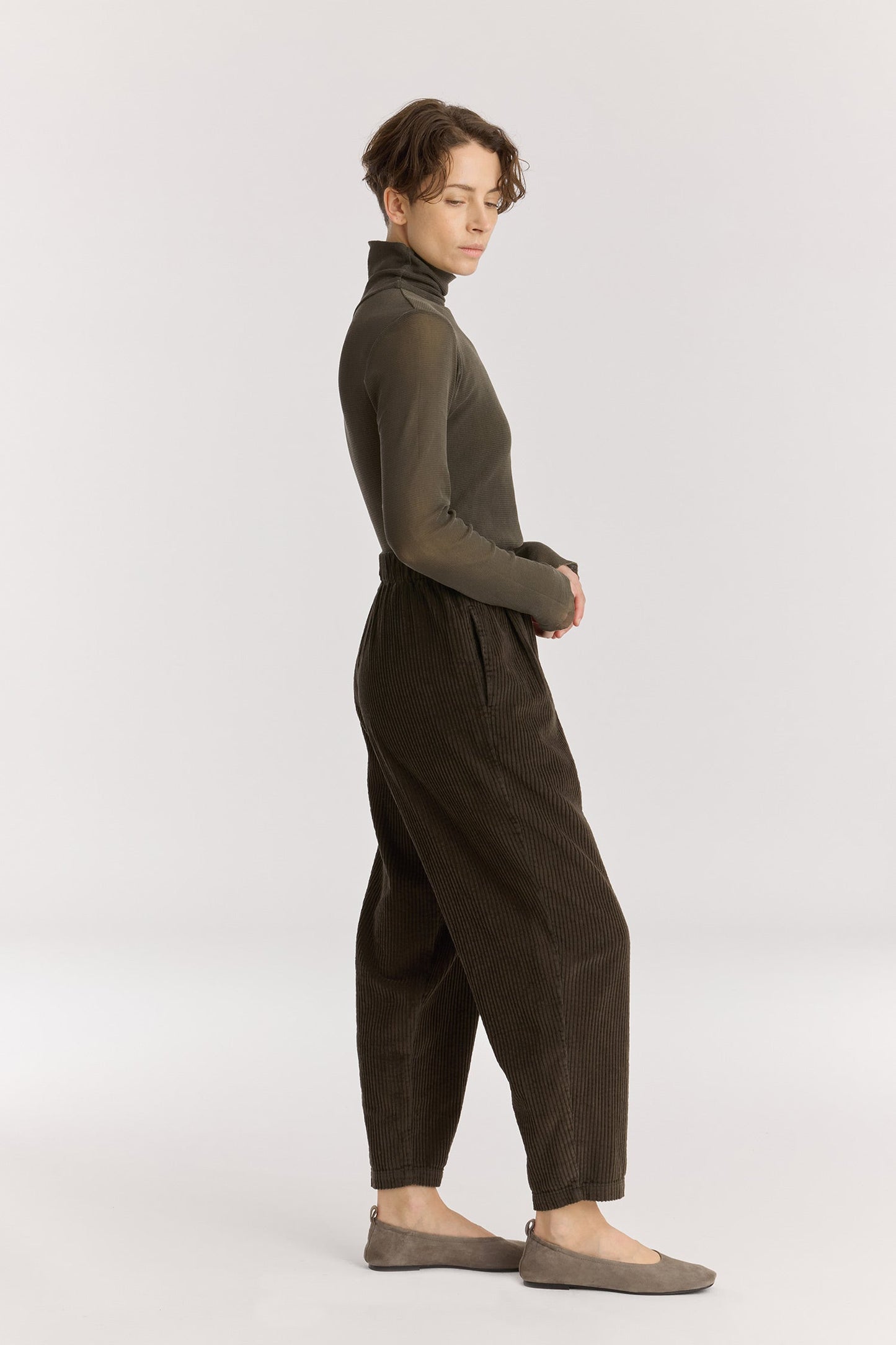 CARPENTER PANTS / DK. FOREST
Tapered legs
Elasticized waistband
Front creased box pleats
Side seam pockets
Soft wide corduroy
100% Cotton
Cold machine or hand wash, tumble dry low or dry flat, no bleach
Style Number: WC-NCP13
Loose fit
Please note that there are slight spec differences per color due to garment dye.
Relaxed fit
Made in USA