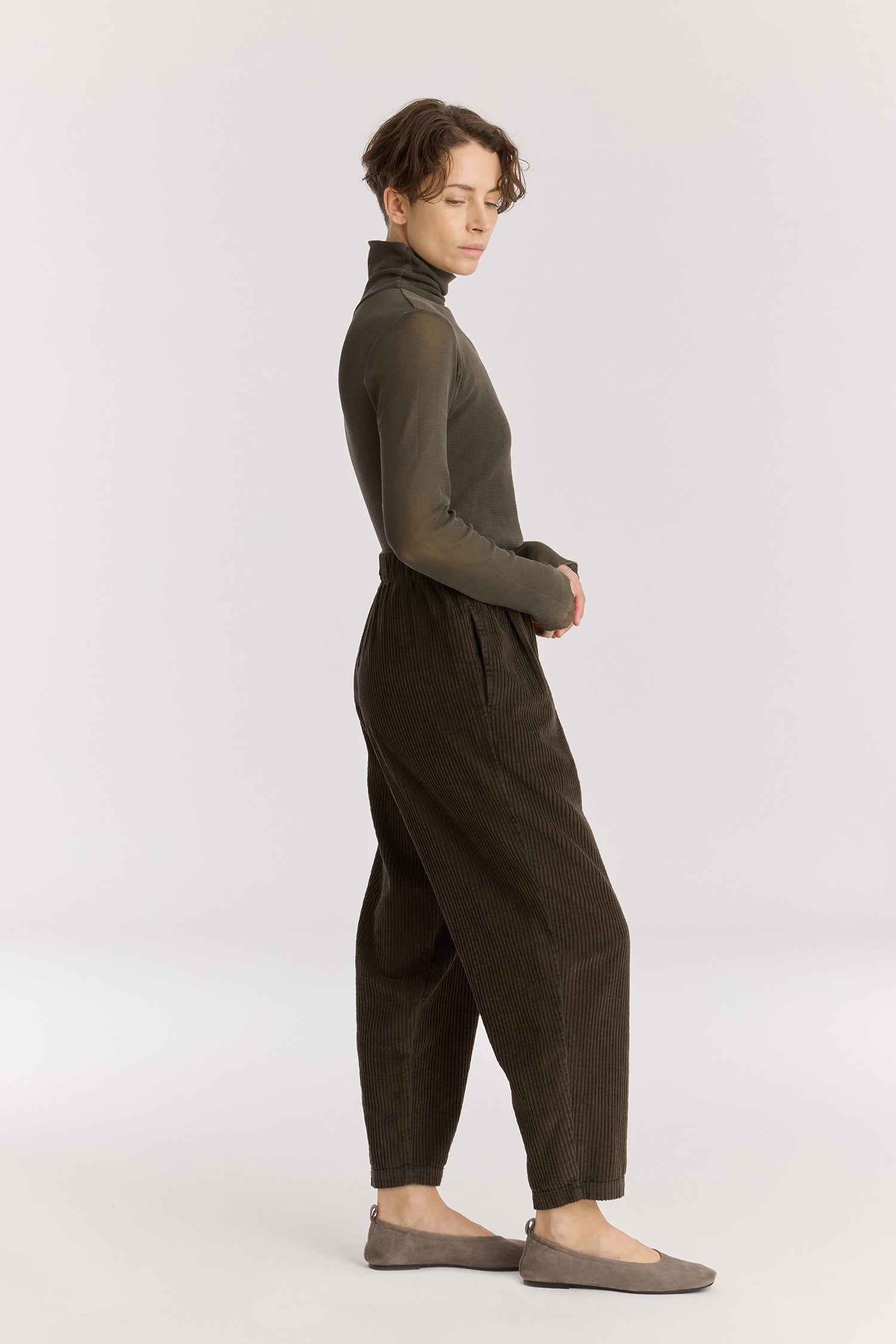 CARPENTER PANTS / DK. FOREST
Tapered legs
Elasticized waistband
Front creased box pleats
Side seam pockets
Soft wide corduroy
100% Cotton
Cold machine or hand wash, tumble dry low or dry flat, no bleach
Style Number: WC-NCP13
Loose fit
Please note that there are slight spec differences per color due to garment dye.
Relaxed fit
Made in USA