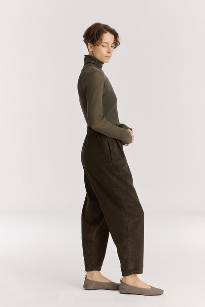 CARPENTER PANTS / DK. FOREST
Tapered legs
Elasticized waistband
Front creased box pleats
Side seam pockets
Soft wide corduroy
100% Cotton
Cold machine or hand wash, tumble dry low or dry flat, no bleach
Style Number: WC-NCP13
Loose fit
Please note that there are slight spec differences per color due to garment dye.
Relaxed fit
Made in USA