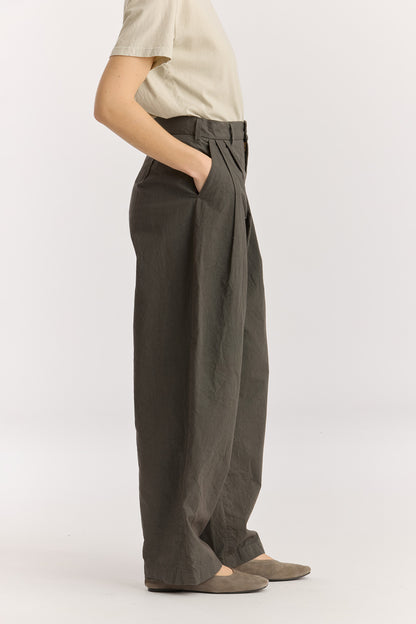 HIGH WAISTED CRINKLED WIDE TROUSERS / DK. GREY