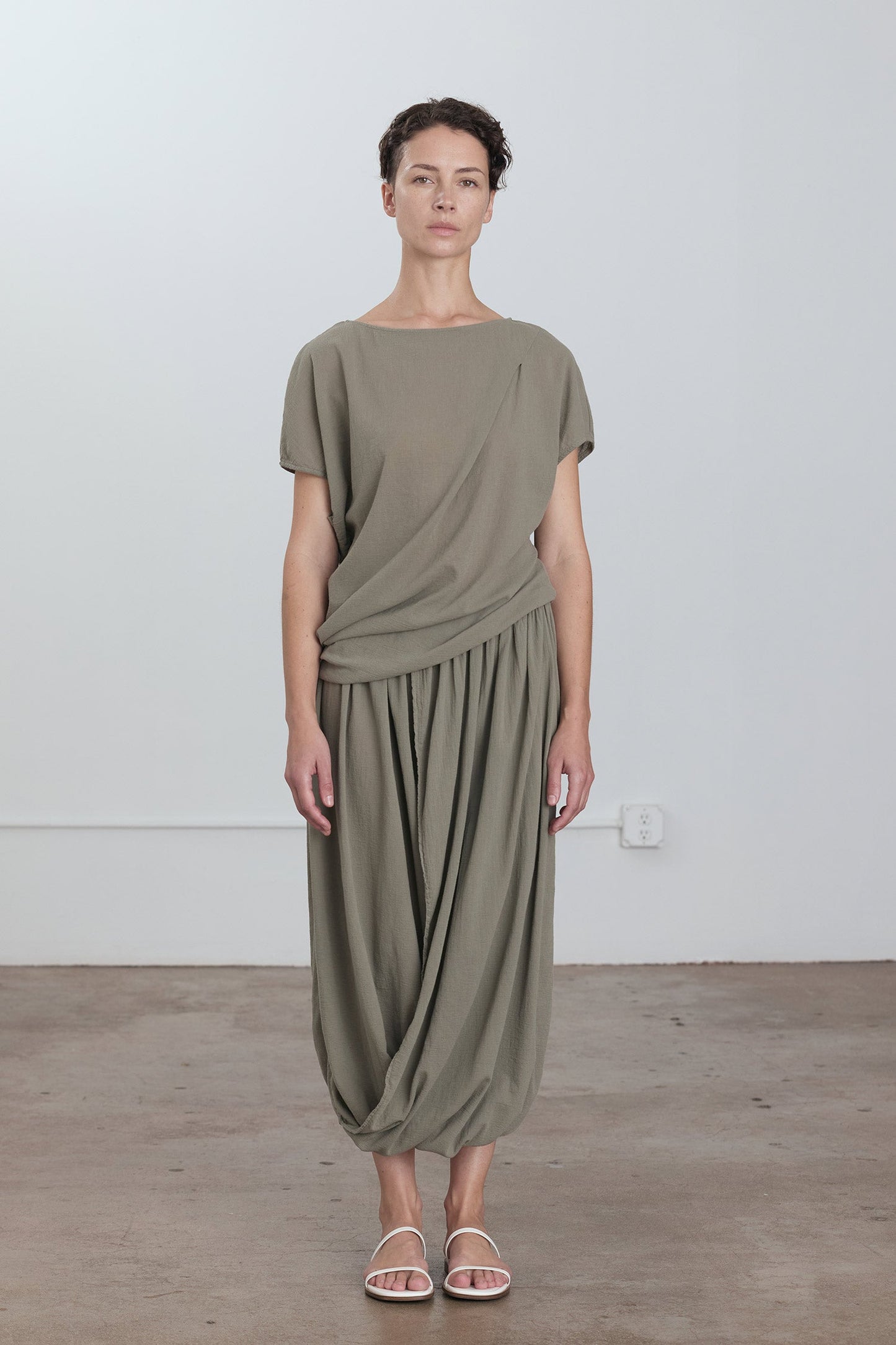 ASYMMETRIC TOP / CEMENT