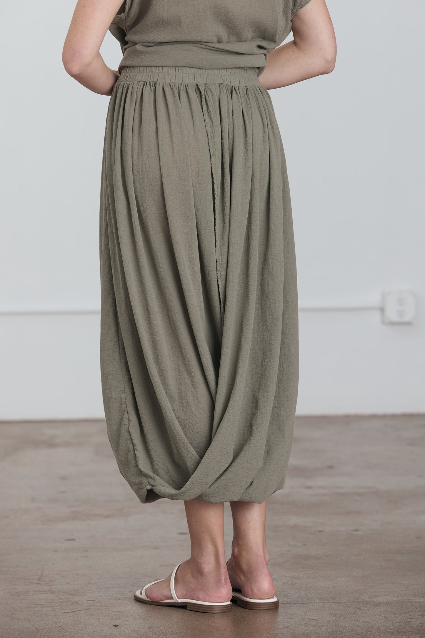 GREEK COLUMN SKIRT / CEMENT